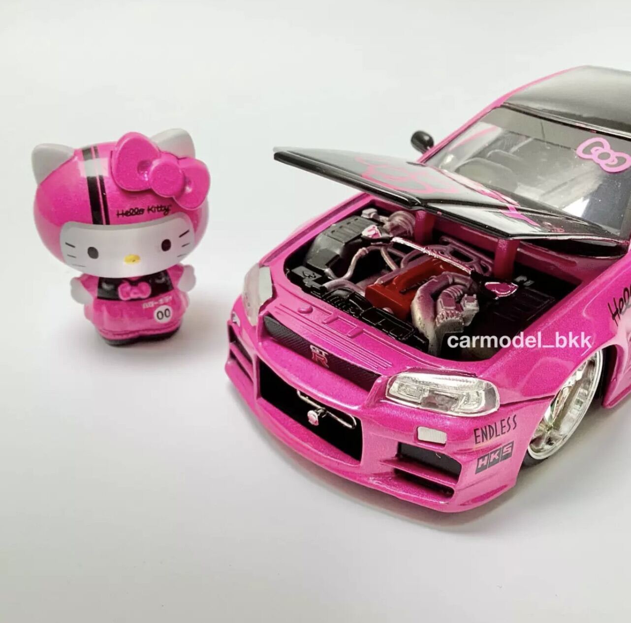 124 Hello Kitty And 2002 Nissan Skyline Gt R Bnr34 Hello Kitty Jada Th 5516