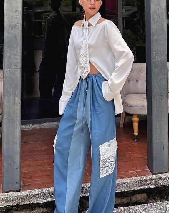 TuTTi Leo Denim Pants กางเกงขายาวทรง Oversized ทำจากผ้าเดนิม เอวรูด ปรับขนาดตามต้องการ ตกแต่งด้านข้างด้วยกระเป๋าทำจากผ้าลูกไม้คอตต้อน สี Off-White ใส่สบาย เสื้อผ้าแฟชั่นสตรี ราคา 3,590 บาท*ส่งฟรี