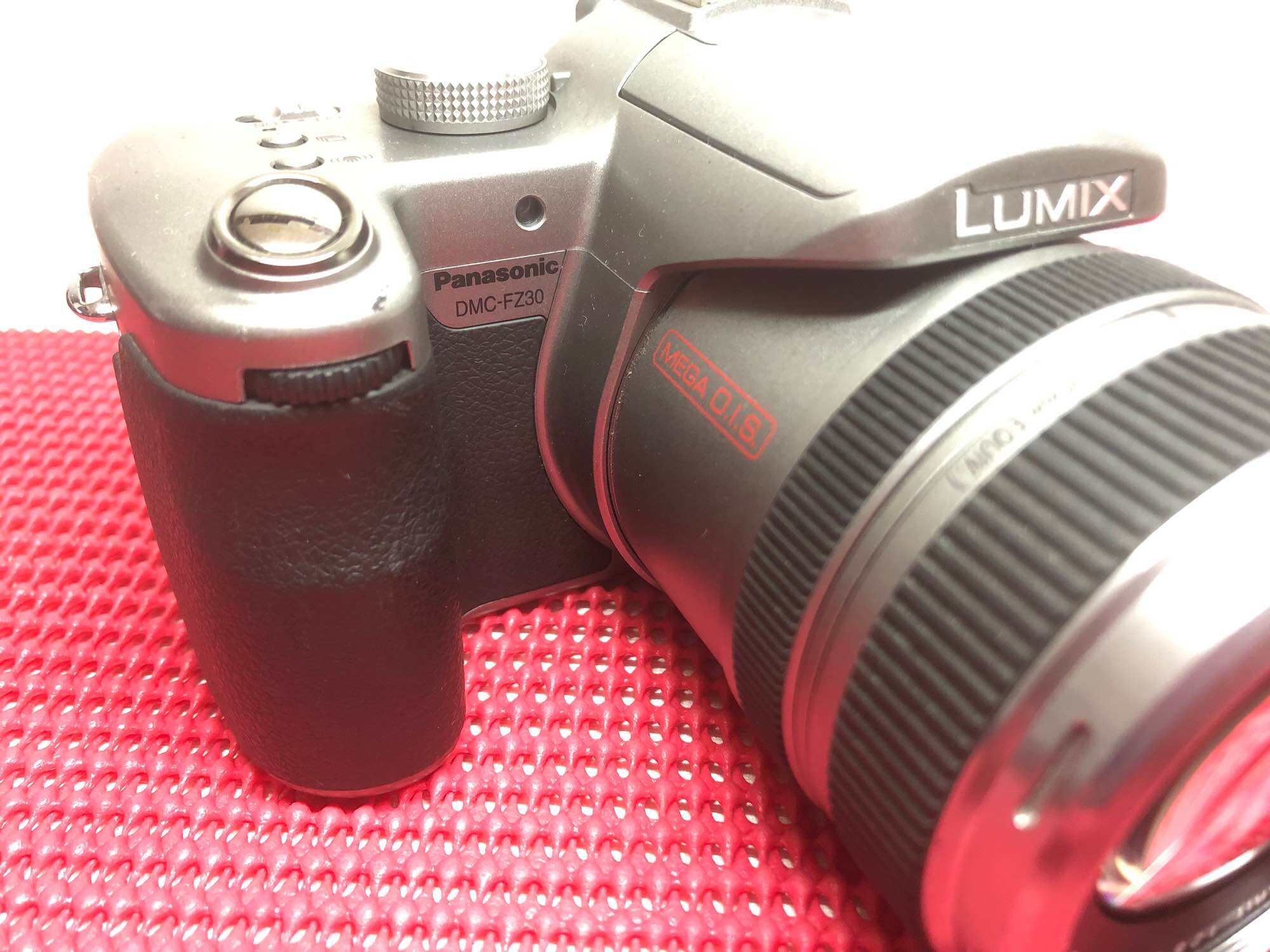 Lumix fz30 A two hands ThaiPick