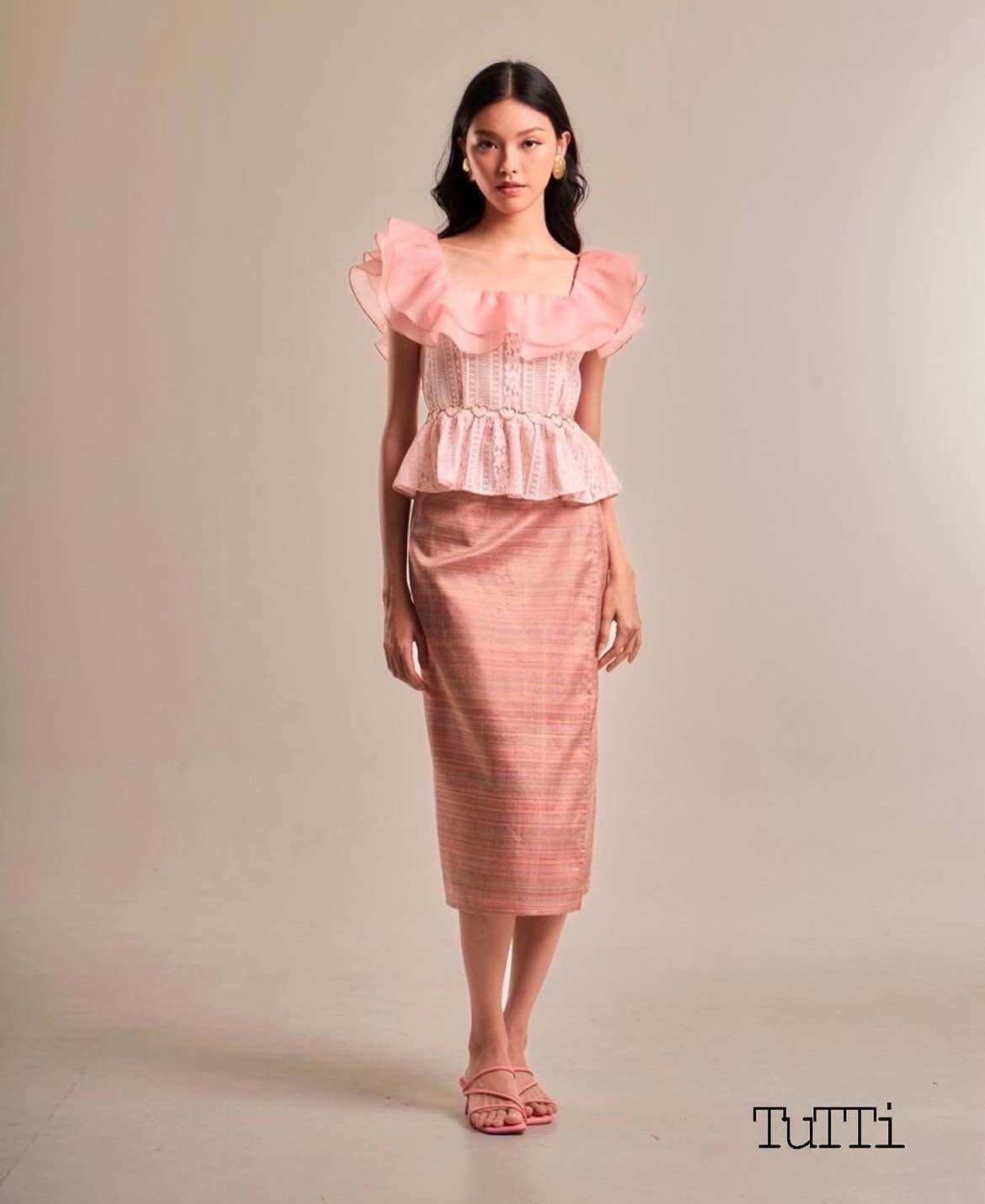 TuTTi Truly Thai Kularb Silk Skirt กระโปรงทรงป้าย ขยับเอวและสะโพกเพิ่มได้ 1 นิ้ว ทรูลี่ไทย สีโอลด์โรส ทำจากผ้าไหม ปักธงชัย เหมาะกับใส่ในหลายโอกาส ผ้าไทย เสื้อผ้าแฟชั่นสตรี ราคา 2,850 บาท*ส่งฟรี