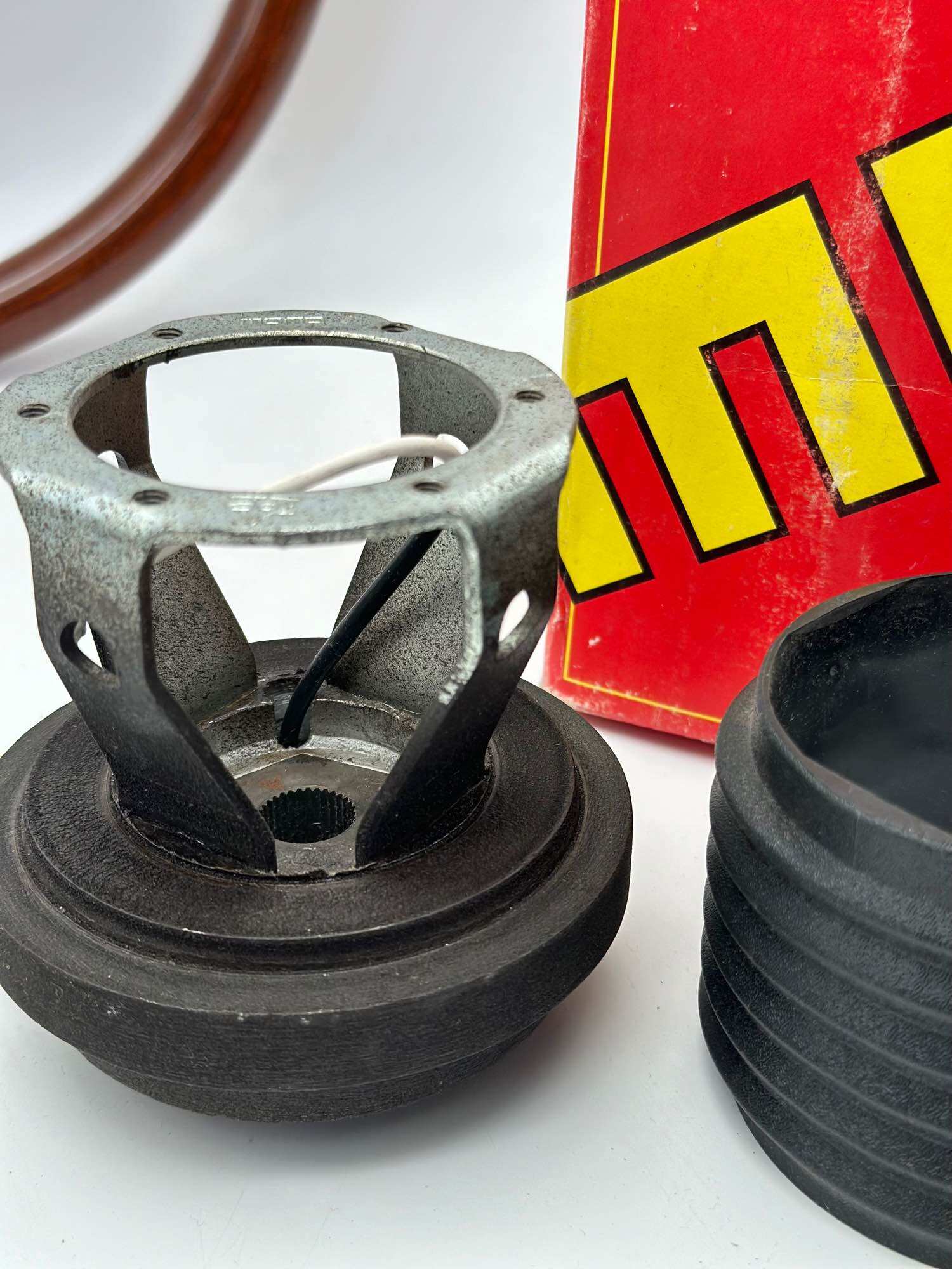 คอพวงมาลัย MOMO แท้ Made in Italy แบบ Collapsible สำหรับ Nissan 280C 1978-1983, Bluebird 82-85, Skyline(C110-GC110) ของอยู่ในไทย มีที่เดียว 3506 ราคา 1,500 บาท*ส่งฟรี