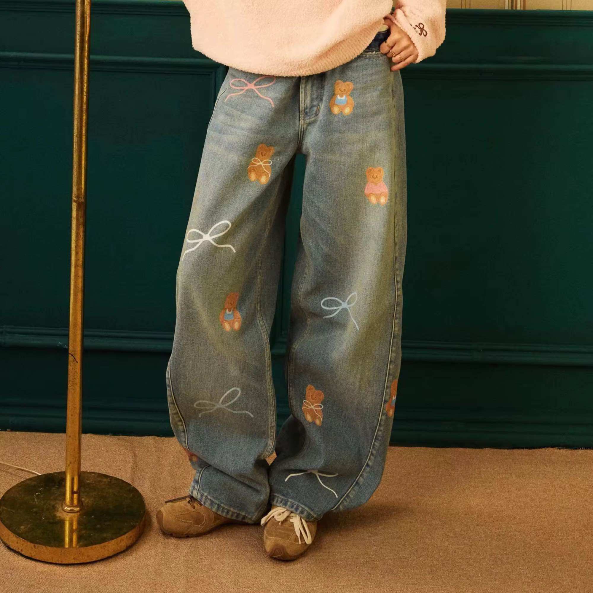 💙 🧸 Ready to Send 💙 🧸 Jeans Brand Lookbook X Chopluem 💙 Bonnie Barrel Jeans 💙 Beautiful Model, Hard to Find, Looks Good When Worn, Comfortable to Wear. 📸 Take Beautiful Photos ราคา 4,990 บาท*ส่งฟรี