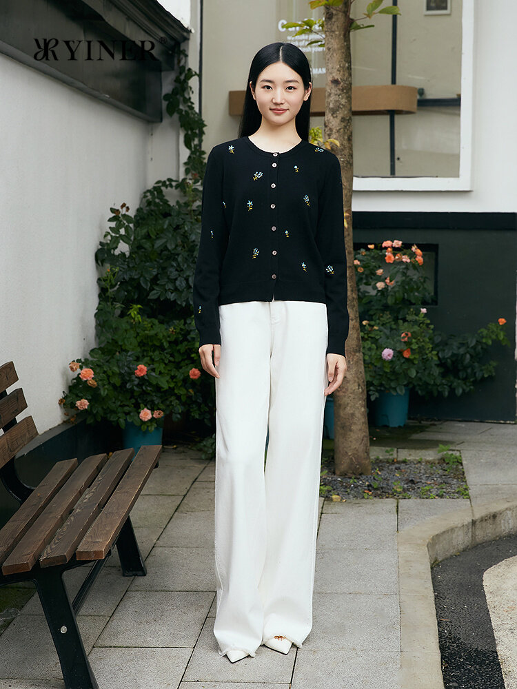 Merino Wool Floral Embroidered Round Neck Knit Cardigan ราคา 5,828 บาท*ส่งฟรี