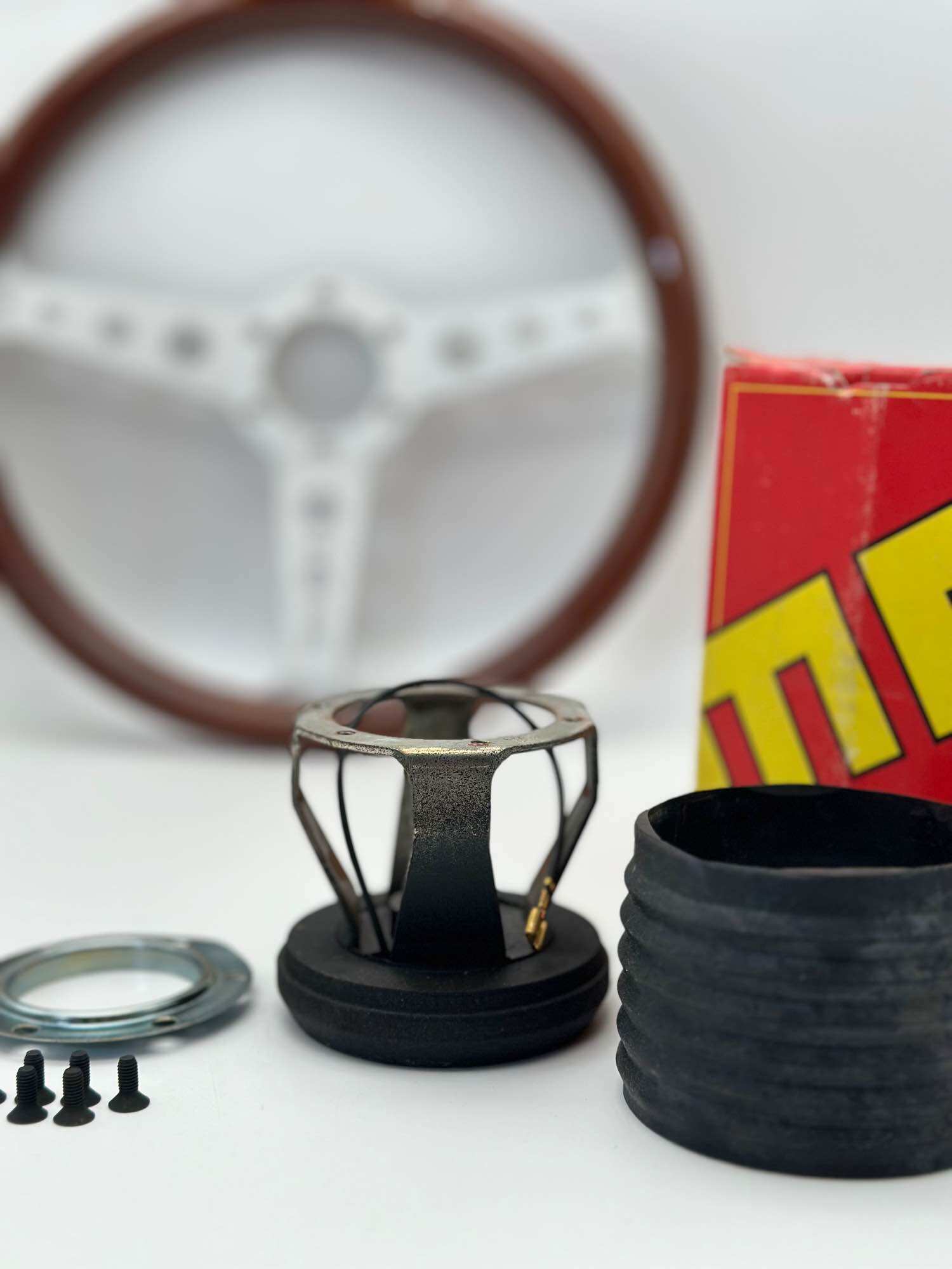 คอพวงมาลัย MOMO แท้ Made in Italy แบบ Collapsible สำหรับ Toyota ขับล้อหลังรุ่นเก่า Hilux 78, Hero, KE-30/70, AT-132, AT-141 ของอยู่ในไทย มีที่เดียว 7700 ราคา 1,500 บาท*ส่งฟรี