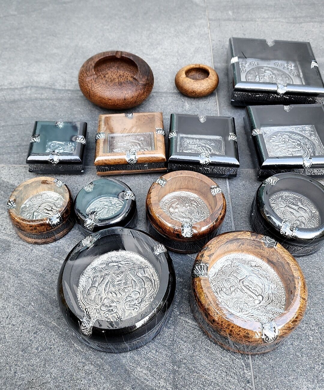 Ashtray ที่เขี่ยบุหรี่ เขี่ยบุหรี่ไม้ตาล ทรงกลม ทรงสี่เหลี่ยม หลายขนาด บุด้วยโลหะลายช้าง เหมาะเป็นของฝากของขวัญ ราคา 50 บาท*ส่งฟรี