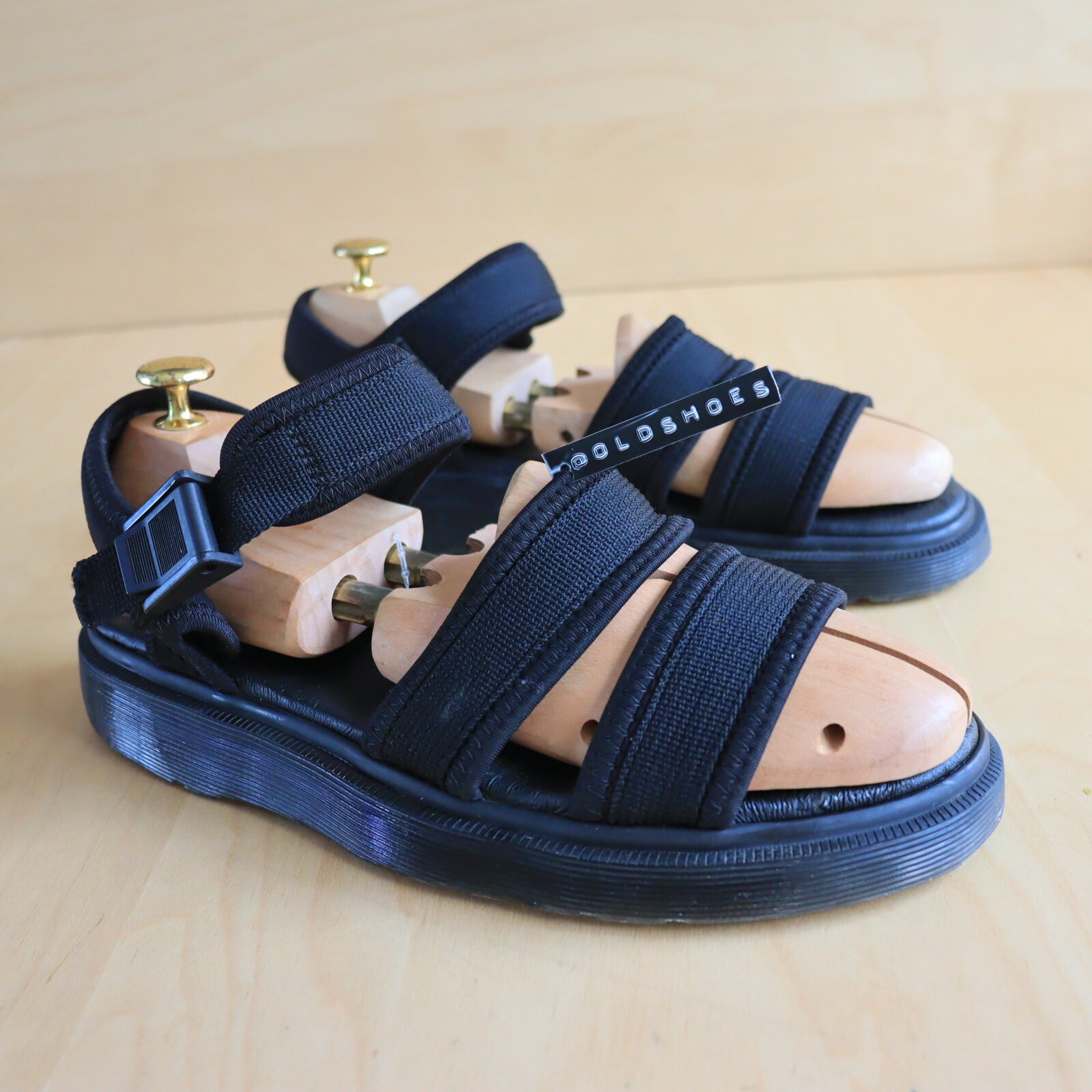 ส่งฟรี 8Us 26Cm 41Eu รองเท้า Dr.Martens รุ่น Gryphon strap sandals in black Pre-owned Authentic ราคา 1,390 บาท*ส่งฟรี