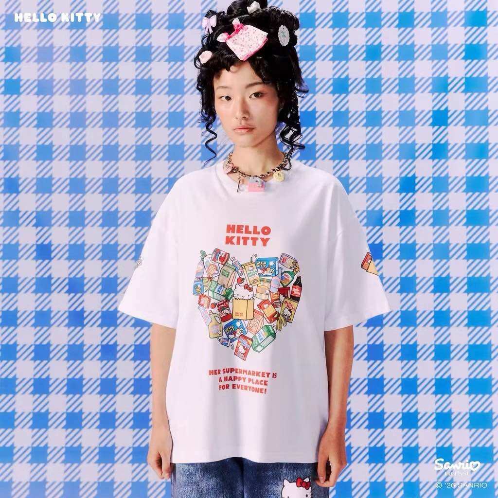 🤍 ❤️ New+Ready to Ship 🤍 ❤️ Endless Brand T-Shirt ♾️ Holiday X Kitty, Beautiful Pattern, Beautiful to Wear, Good Fabric, Comfortable to Wear. ❤️ 🤍 ราคา 2,290 บาท*ส่งฟรี