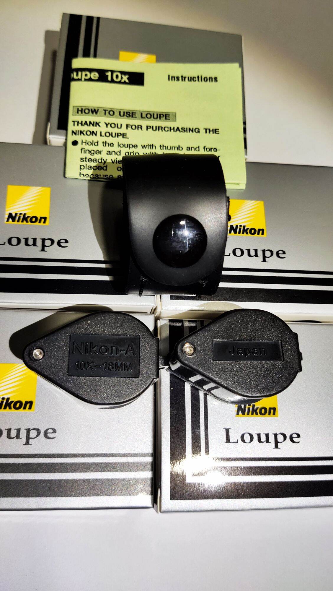 กล้องส่องพระ เพชร พลอย ทองคำ Nikon Loupe กำลังขยาย10x18 โฟกัสจับภาพชัดทุกตำแหน่ง การันตีคุณภาพความคมชัด แถมฟรีกระเป๋าตรงรุ่นแถมฟรีพระเครื่องพร้อมส่อง ราคา 380 บาท*ส่งฟรี