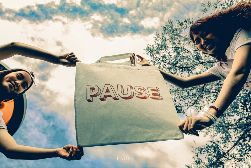 ภาพหน้าปกสินค้ากระเป๋าผ้าวง Pause จากร้าน Pause band บน Lazada