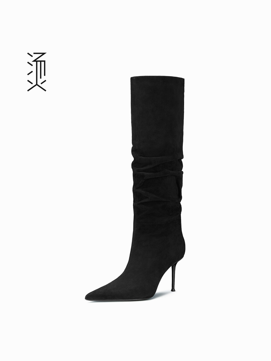 FEEEEVER | Velvet Black Pointed Toe Pleated Thin Heel Fall Winter New Style Loose Slimming Knee High Boots ราคา 10,088 บาท*ส่งฟรี