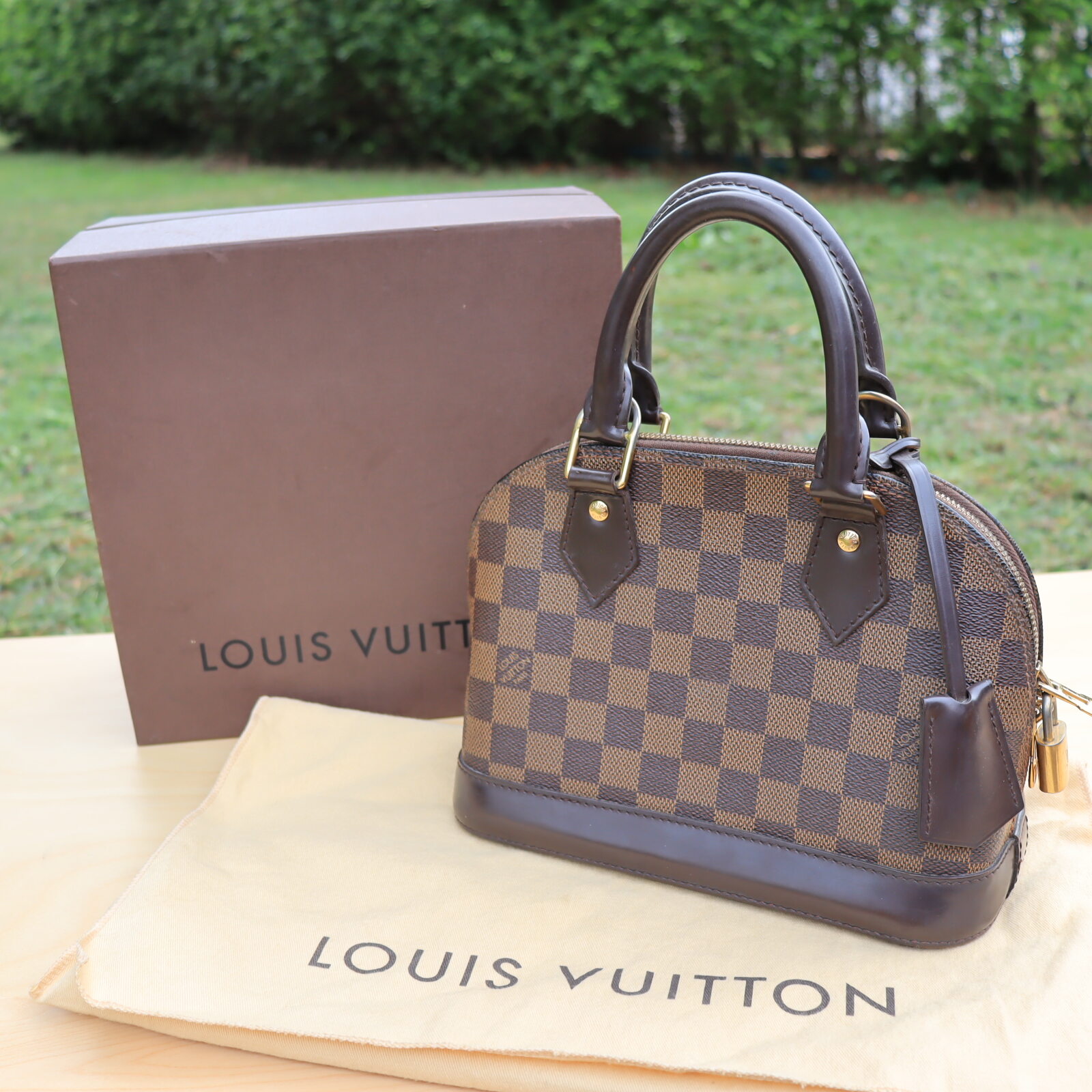 Louis Vuitton รุ่น Alma BB ลาย Damier Eben ราคา 35,900 บาท*ส่งฟรี