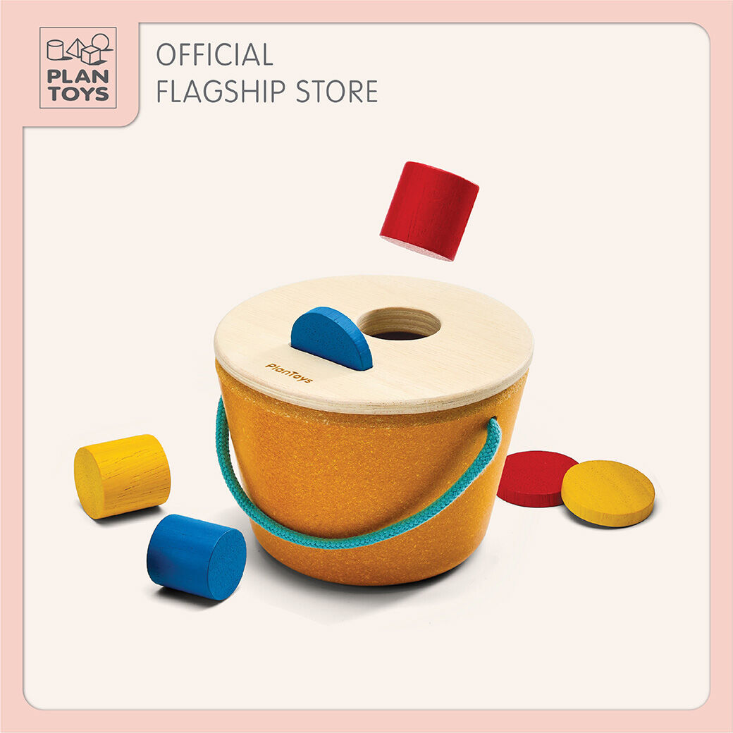 PlanToys ของเล่นไม้ Drop & Fit Bucket ถังหยอดแยกเหรียญกับทรงกระบอก เสริมพัฒนาการ สำหรับเด็กอายุ 12 เดือน ขึ้นไป ราคา 600 บาท*ส่งฟรี