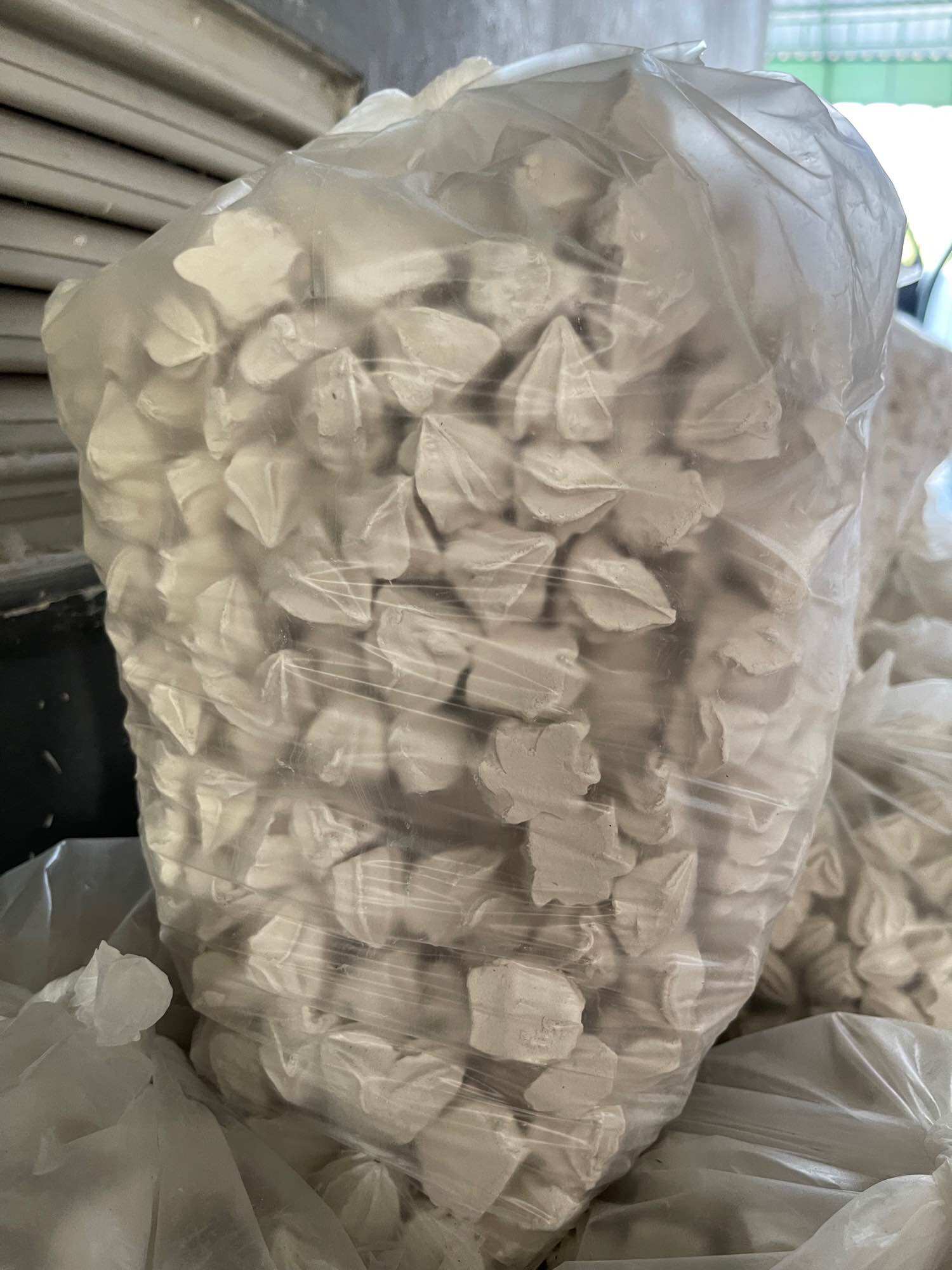 พร้อมส่ง สินค้าในกรุงเทพ >ดินสอพอง จากลพบุรี (1 ถุง 10 กิโลกรัม) แป้งดินสอพอง ต้อนรับสงกรานต์ แป้งทาหน้า เล่นสงกรานต์ ราคา 90 บาท*ส่งฟรี