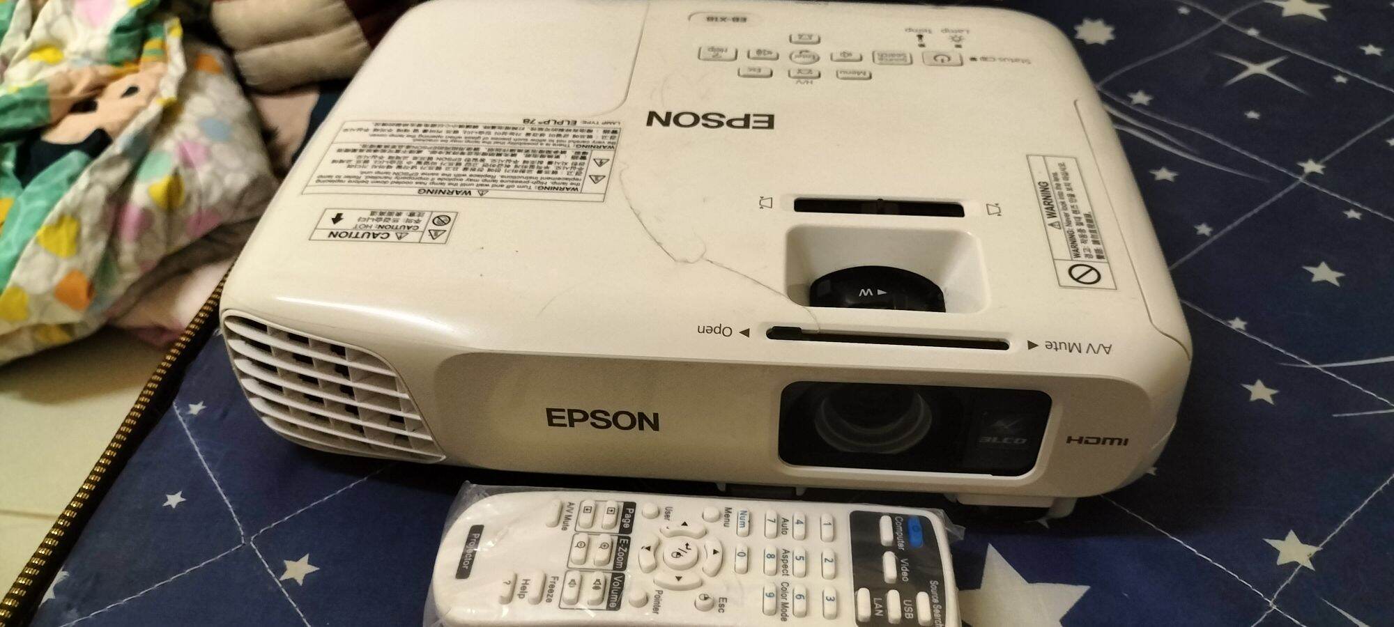 โปรเจคเตอร์ epson ebx-18/ 3,000 ลูเมนมีตำหนิรอยแตกร้าวจากการขนย้ายตามมือชี้ไม่มีผลต่อการใช้งานเครื่องใช้งานน้อย 700 กว่าชั่วโมงแถมรีโมทเสียงแรงๆใช้งานปกติ ราคา 3,950 บาท*ส่งฟรี