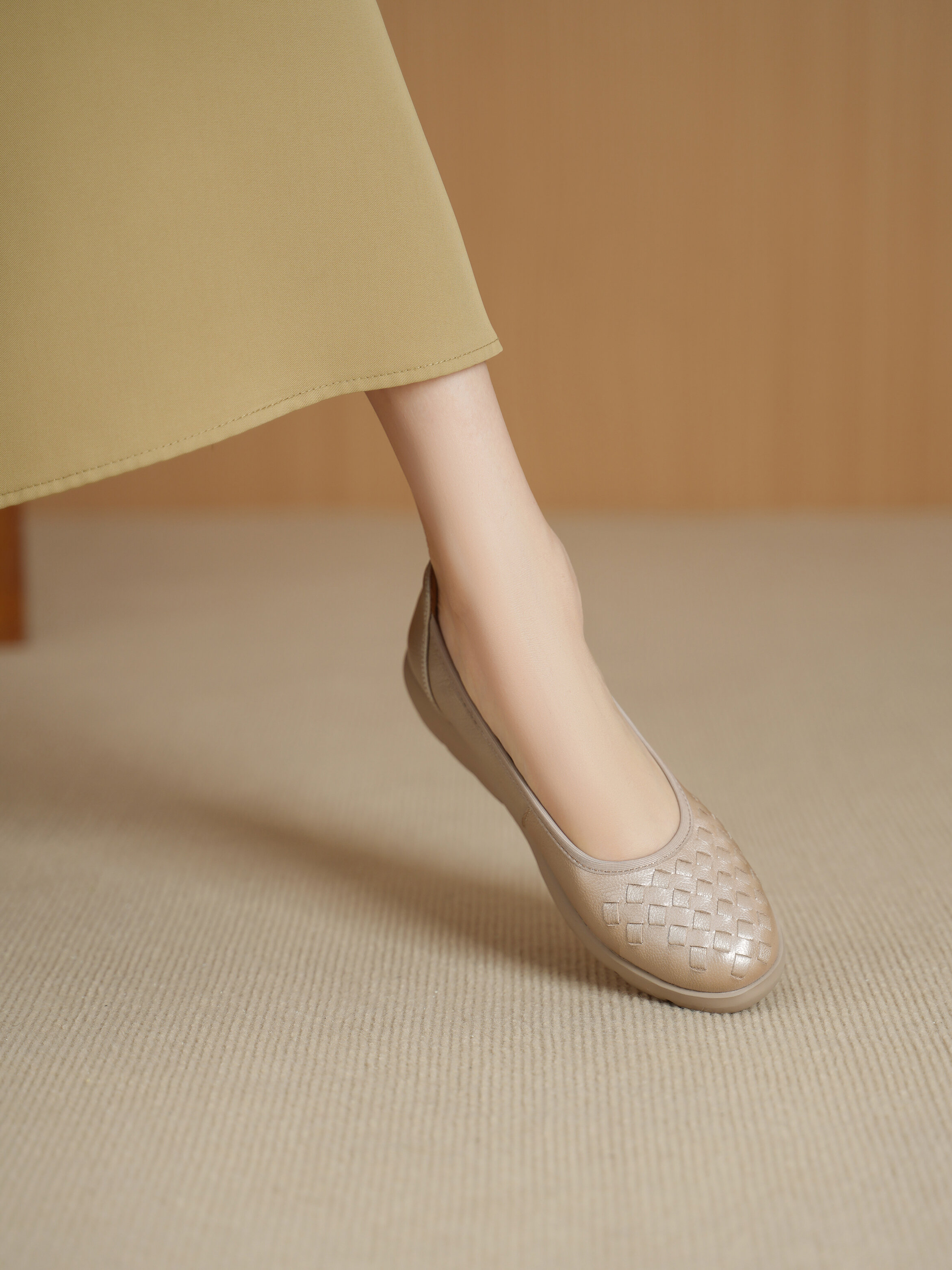 JILANOU | Leather Weaving Low-cut Flat Slip-on Shoes With Soft Soles And Thick Base ราคา 3,613 บาท*ส่งฟรี