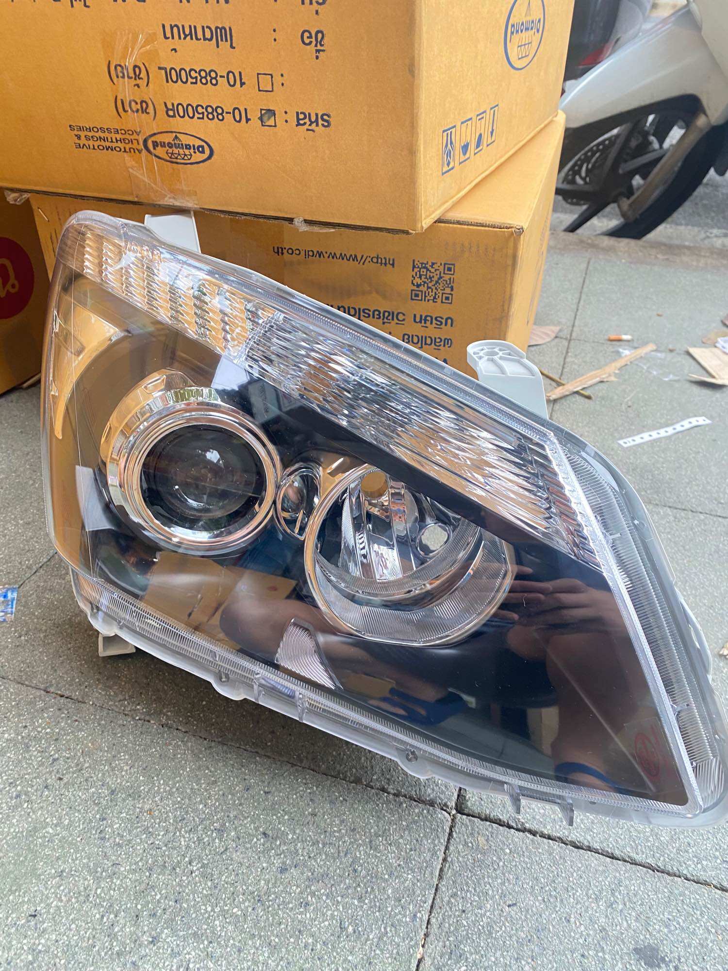 ไฟหน้าisuzu Dmax ปี2012-2016 รุ่นรมดำ โปรเจคเตอร ยี่ห้อตราเพชร ราคาดวงละ ราคา 2,150 บาท*ส่งฟรี