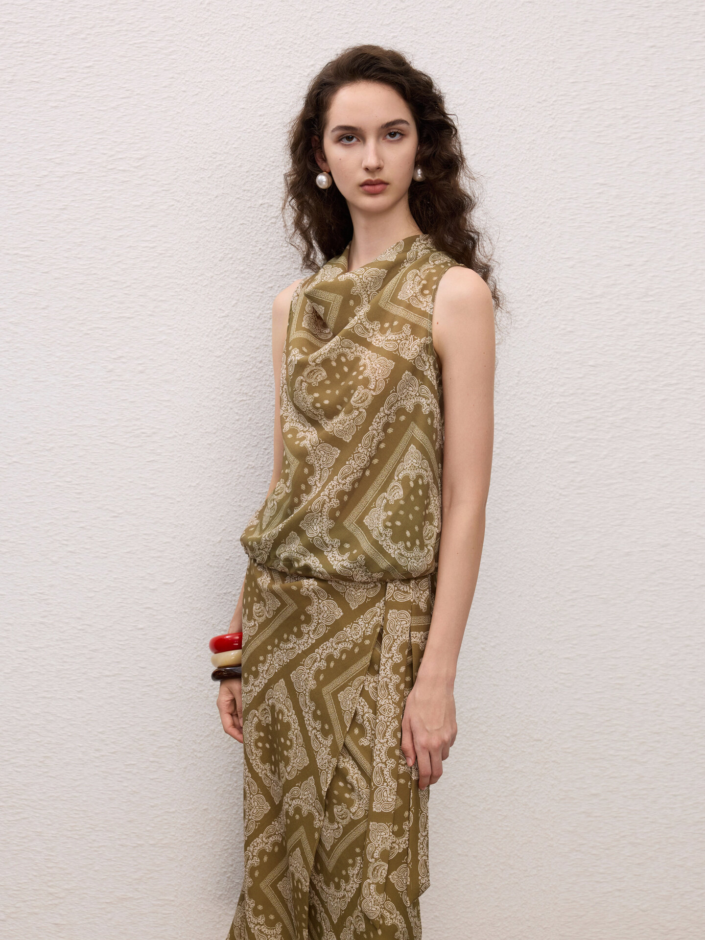 LANCY FROM 25 | Retro Elegance Tie-up Sleeveless Blouse ราคา 4,518 บาท*ส่งฟรี