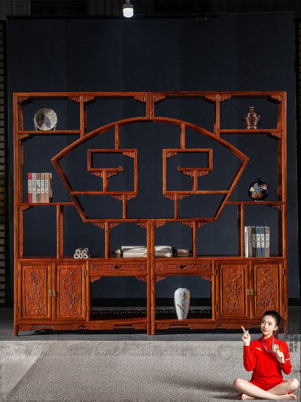 XIANMINGYUAN | Fan-shaped Rosewood Display Shelf ราคา 76,238 บาท*ส่งฟรี