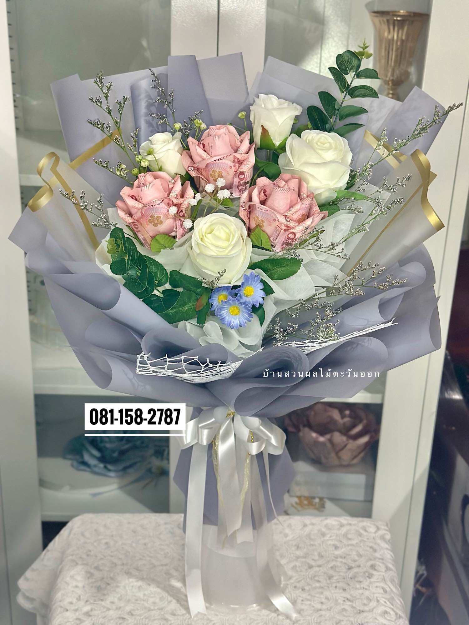 ช่อธนบัตร ช่อกุหลาบ 2400ส่งฟรี ปรับงบทักได้ รับปริญญา วาเลนไทน์ ปรับสี/งบ/ทักเช็คคิวก่อนได้จ้า ราคา 1,858 บาท*ส่งฟรี