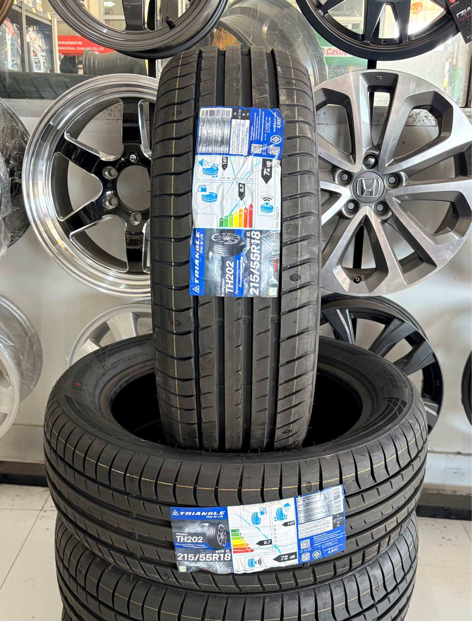 215/55R18 99W TRIANGLE TH202 ยางใหม่กริ๊ปปี24🇹🇭ราคาโปรซื้อ1เส้นแถม1เส้น=ได้2เส้น✅แถมจุ๊บลมยางแท้🔥มีรับประกันยางบาดบวมแตกตำ365วัน เปลี่ยนยางใหม่ให้ฟรี(ต้องลงทะเบียนรับประกันยาง4เส้น) และโครงสร้างนาน4ปีหรือ50000กิโล✅❤️ ราคา 4,400 บาท*ส่งฟรี