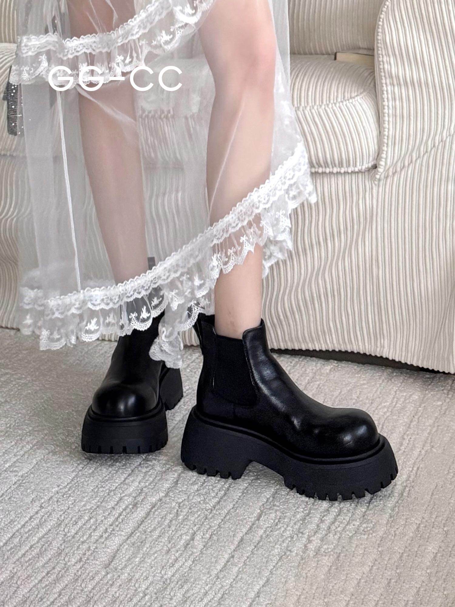 GG&CC | Height-Increasing Slim Black Chelsea Boots ราคา 8,266 บาท*ส่งฟรี