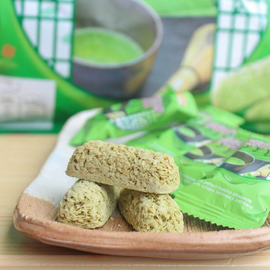 ขนมข้าวโอ๊ตอัดแท่ง รสชาเขียว ตราโคโค่ 400 กรัม (Oat choco green tea flavor COCO brand)