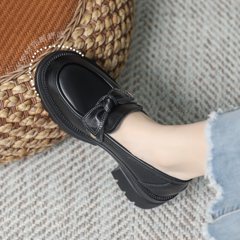 รองเท้าหนังแท้ขนาดเล็กผู้หญิงพื้นหนาแบบใหม่ฤดูใบไม้ร่วงและฤดูหนาวสไตล์อังกฤษสีดำ33พื้นนิ่มใส่ทำงานเบอร์34รองเท้าโลฟเฟอร์ใส่สบาย ราคา  794 บาท*ส่งฟรี