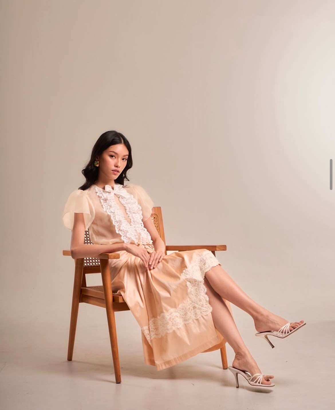 TuTTi AW 24 Kratin Silk Sarong กระโปรงผ้าไหม สีส้ม ฟรีไซส์ ผูกเอวด้านหน้า ตกแต่งด้วยลูกไม้สีขาว ใส่ง่าย สวยงาม เสื้อผ้าแฟชั่นสตรี ราคา 2,952 บาท*ส่งฟรี