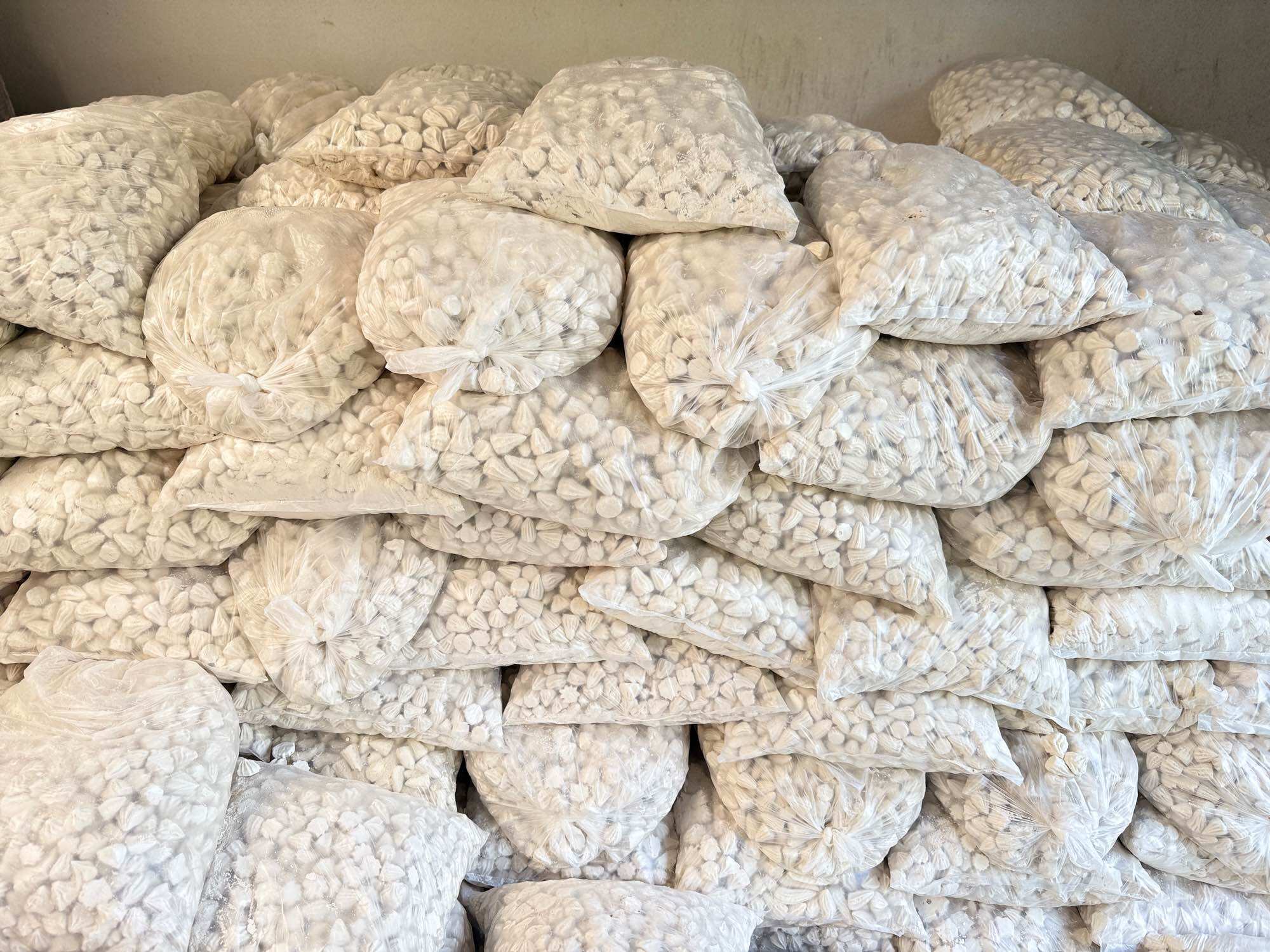 แป้งดินสอพอง แป้งเล่นสงกรานต์ ไม่มีสี ราคา 10 บาท*ส่งฟรี