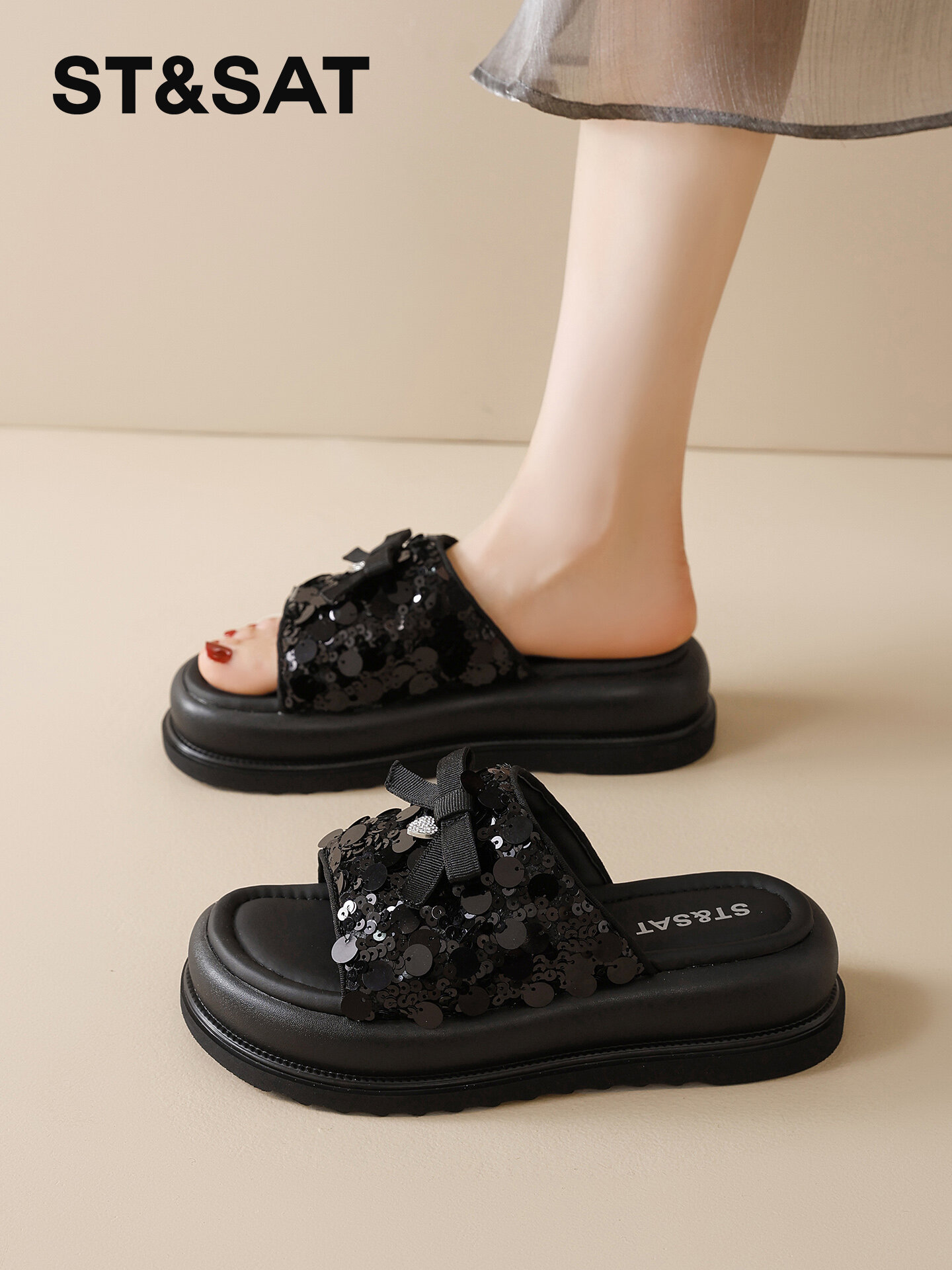 ST&SAT | Black Glitter One Step On Slipper Sandals ราคา 3,705 บาท*ส่งฟรี