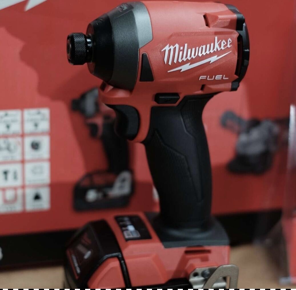 ไขควงกระแทกไร้สาย Milwaukee M18 FID2 รุ่นใหม่ กำลัง 226 nm มีให้เลือกซื้อตัวเปล่า หรือ ซื้อพร้อมแบต5แอมและแท่นชาร์ท