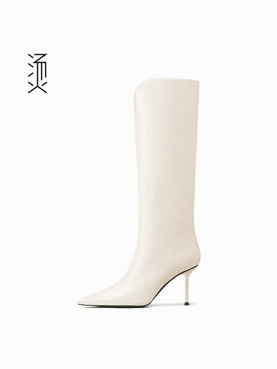 FEEEEVER | Stylish White Crocodile Print Knee-High Boots ราคา 10,088 บาท*ส่งฟรี