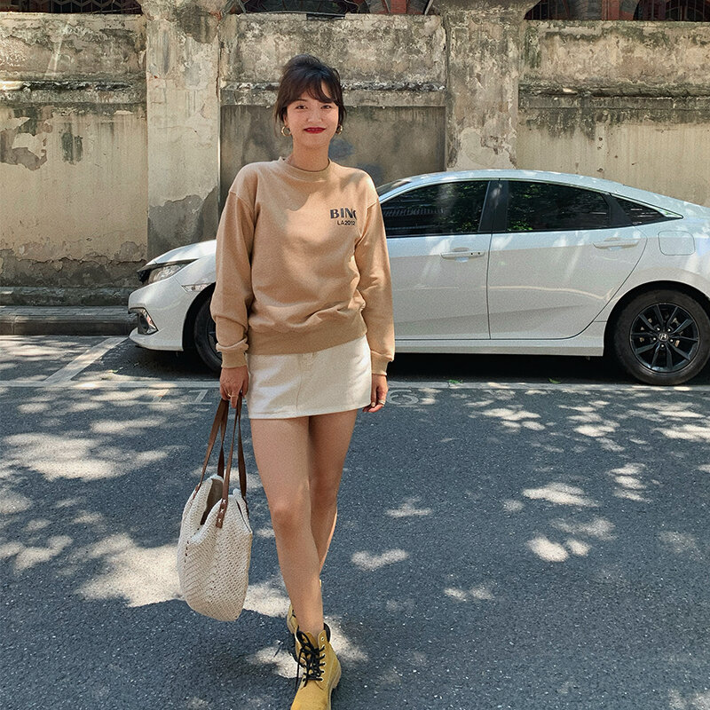 Babysister เสื้อตัวบนพิมพ์ลายตัวอักษรออกแบบพิเศษนิชแบรนด์ในอเมริกาเหนือสำหรับฤดูใบไม้ผลิเสื้อสเวตเตอร์สวมหัวคอกลมทรงหลวมบุขนพิมพ์ลาย ราคา  2,466 บาท*ส่งฟรี