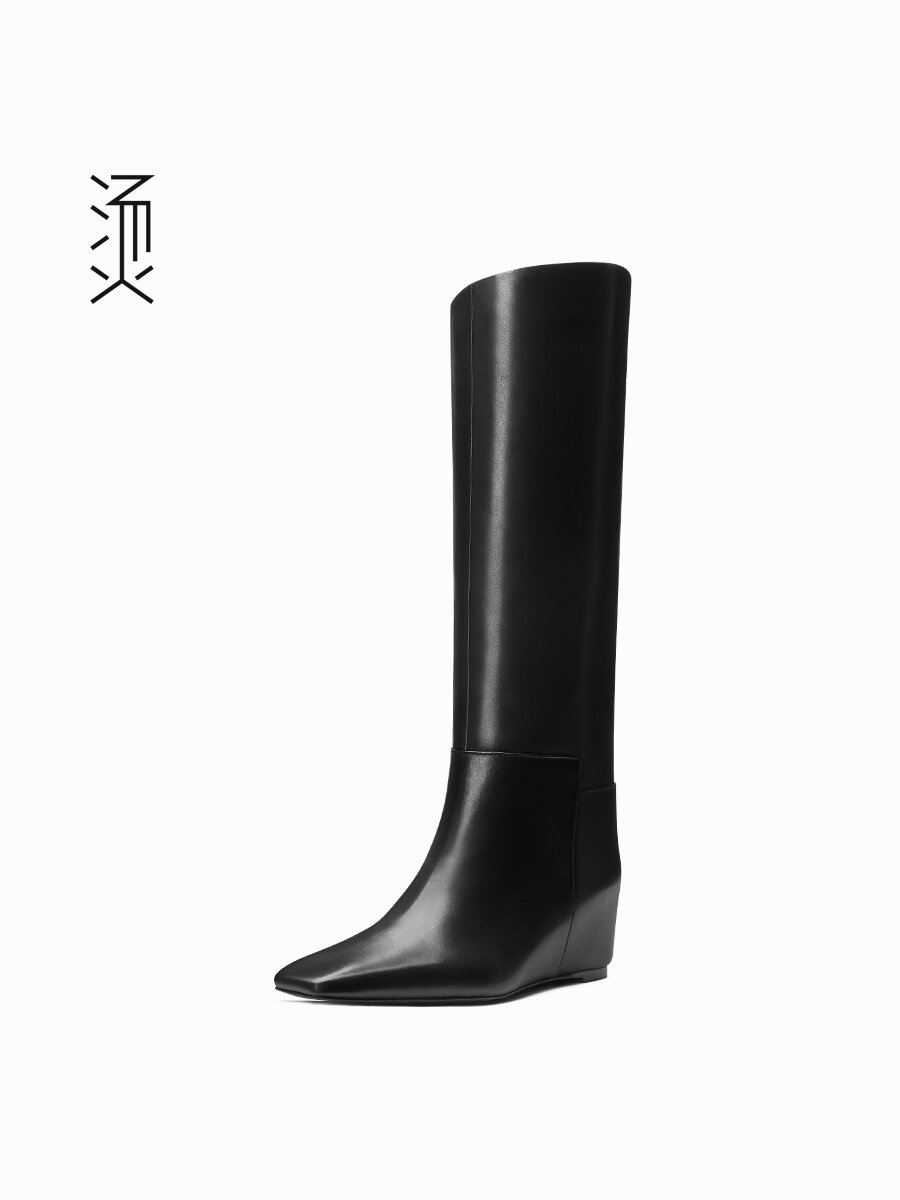 FEEEEVER | Black Leather High-Heel Ankle Boots with Narrow Toe and Slimming Effect ราคา 10,012 บาท*ส่งฟรี