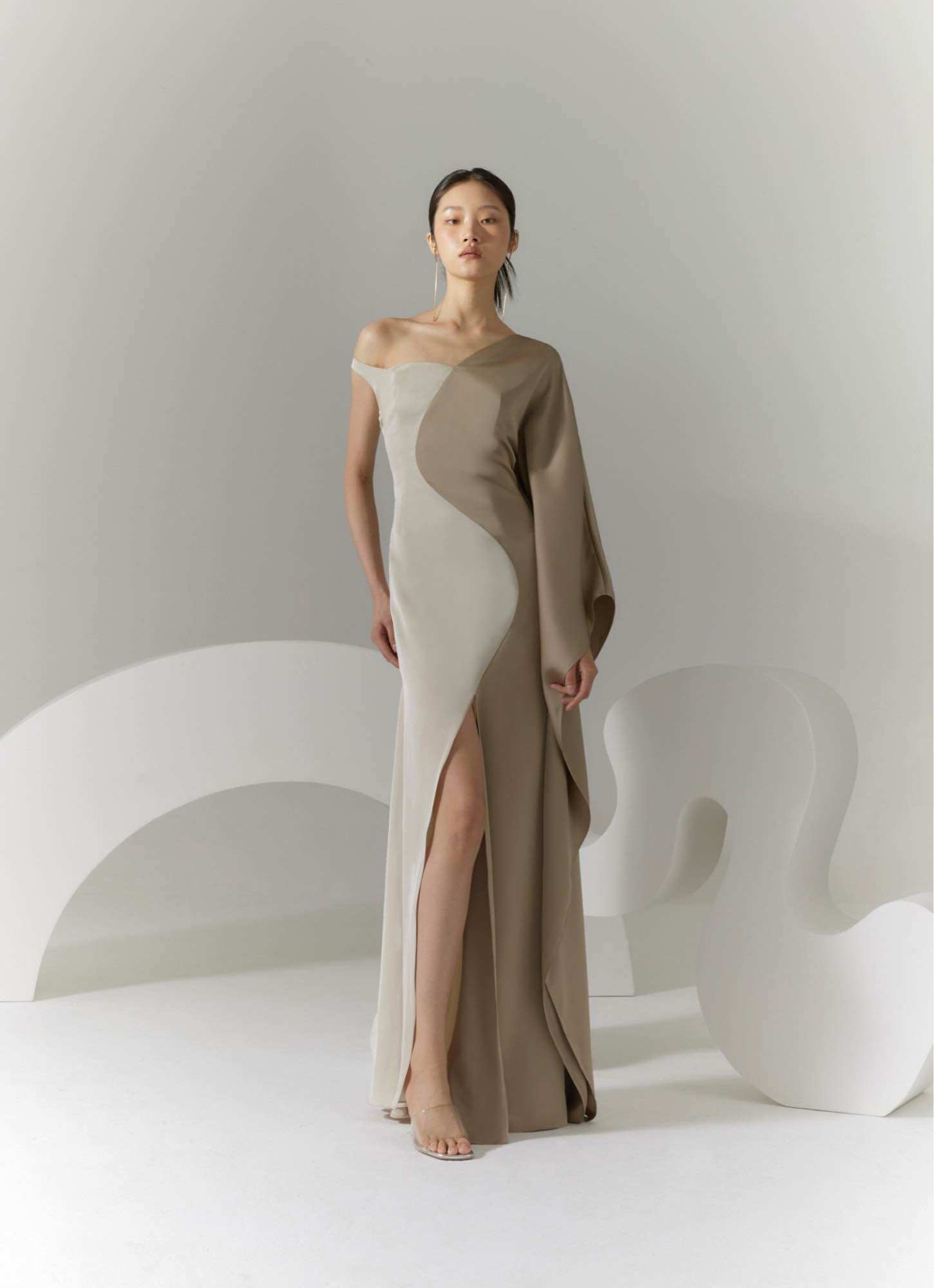 MISS MODERN - Form Dress ราคา 4,150 บาท*ส่งฟรี