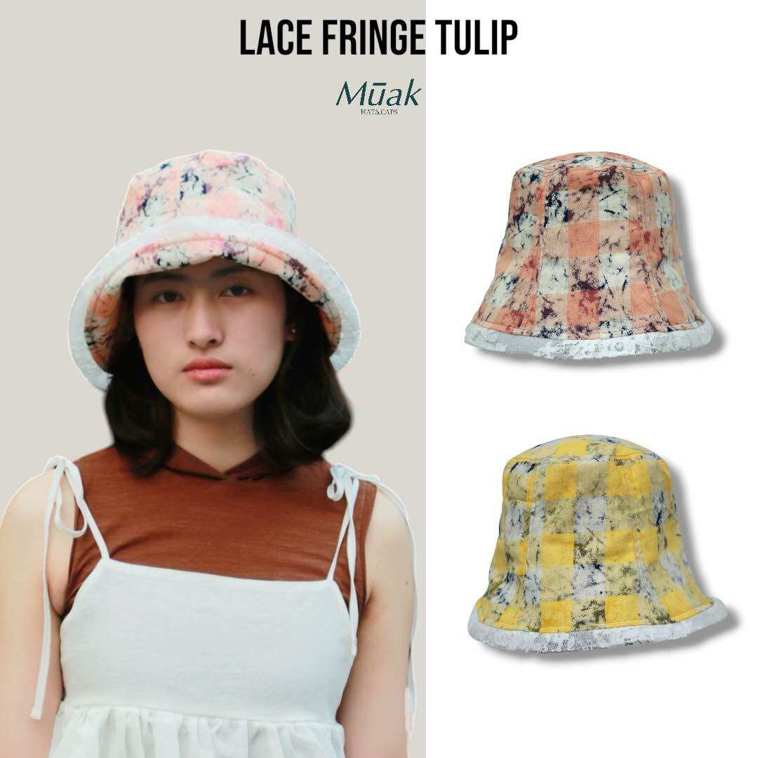 Muak - Lace Fringe Tulip 🌷 หมวกทรงทิวลิปสุดละมุน ที่เติมความหวานแบบมีสไตล์ ✨ โดดเด่นด้วยลายผ้าสีพาสเทลและดีเทลลูกไม้ระบายรอบปีกหมวก ให้ลุคสาววินเทจปนคิวท์ ใส่ง่ายแต่ดูมีอะไรทันที ราคา 952 บาท*ส่งฟรี