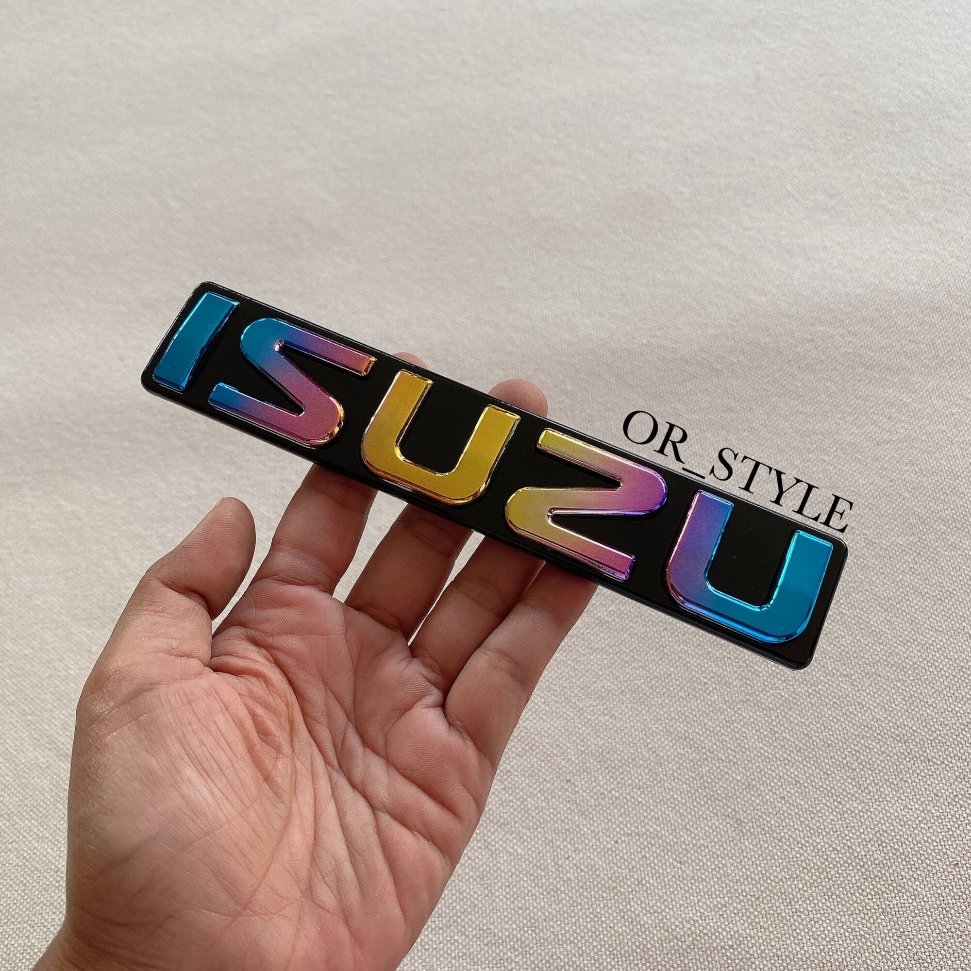 โลโก้ ISUZU ติดกระจัง 2007-2011 สีไทเทเนียม (ไซส์เล็ก) ขนาด 17.4x3.4cm