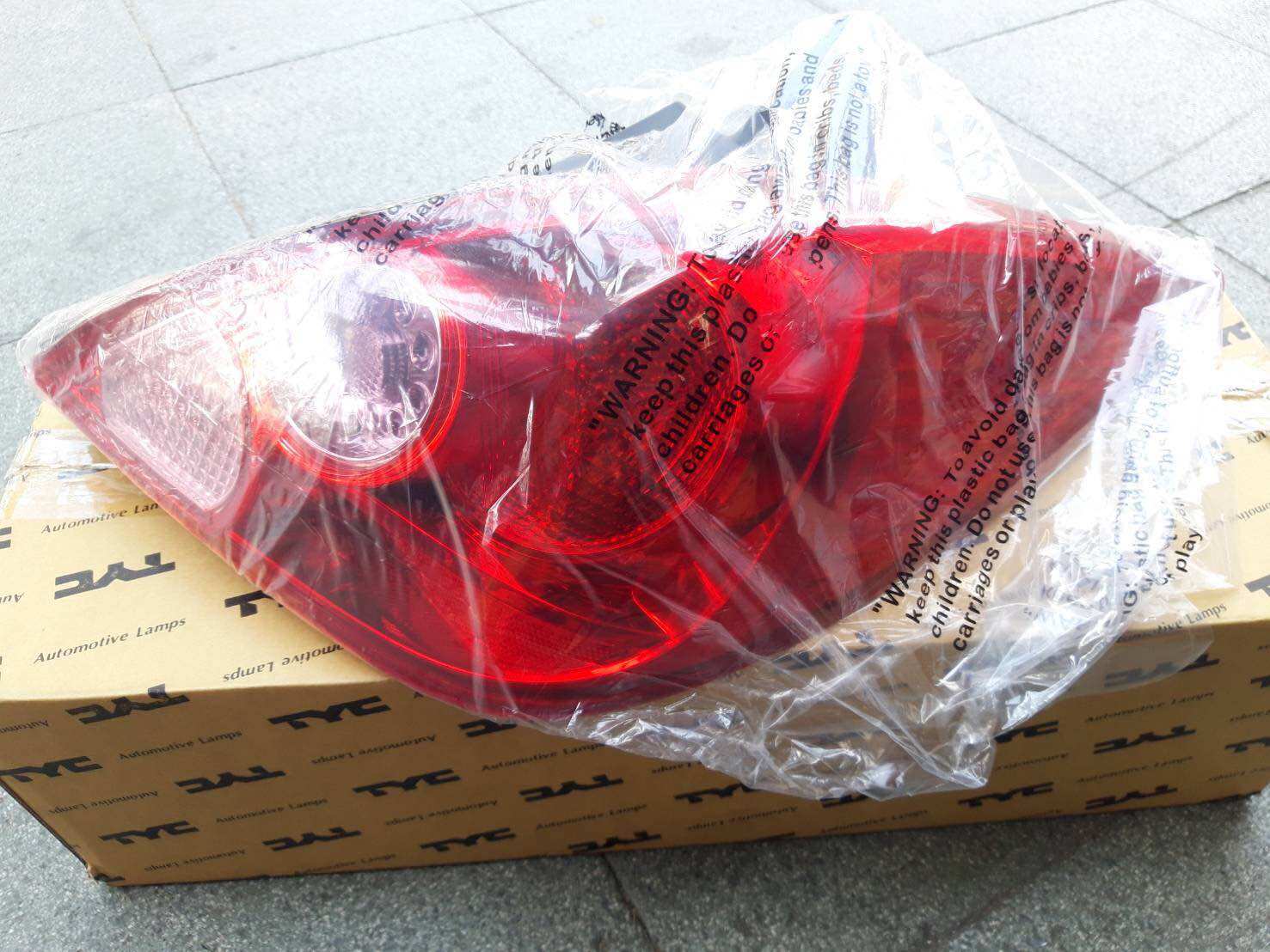 ไฟท้าย Nissan Tiida ปี2004-2006 ยี่ห้อ TYC ราคาข้างละ ราคา 1,650 บาท*ส่งฟรี