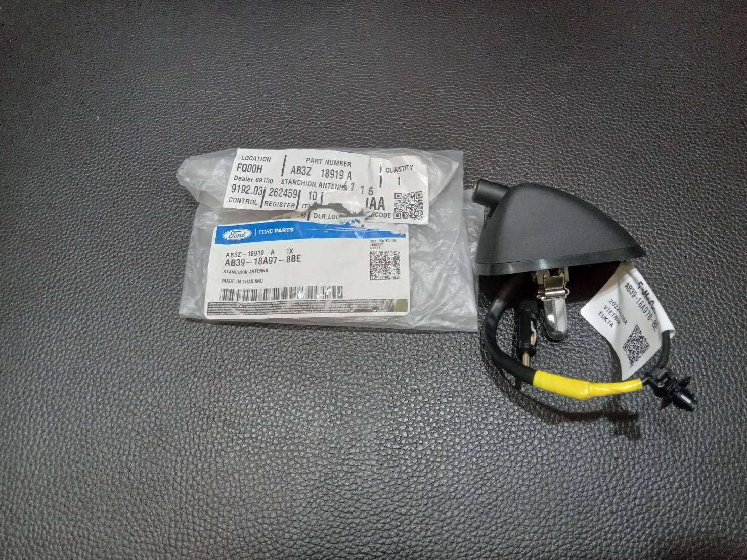 ฐานเสาอากาศวิทยุ ปรับได้ ฟอร์ดเรนเจอร์ MC T-6 BT-50 แท้ห้าง ตรงรุ่น FORD RANGER MC-T-6 Mazda BT-50 PRO 2012-2018 ราคา 1,650 บาท*ส่งฟรี