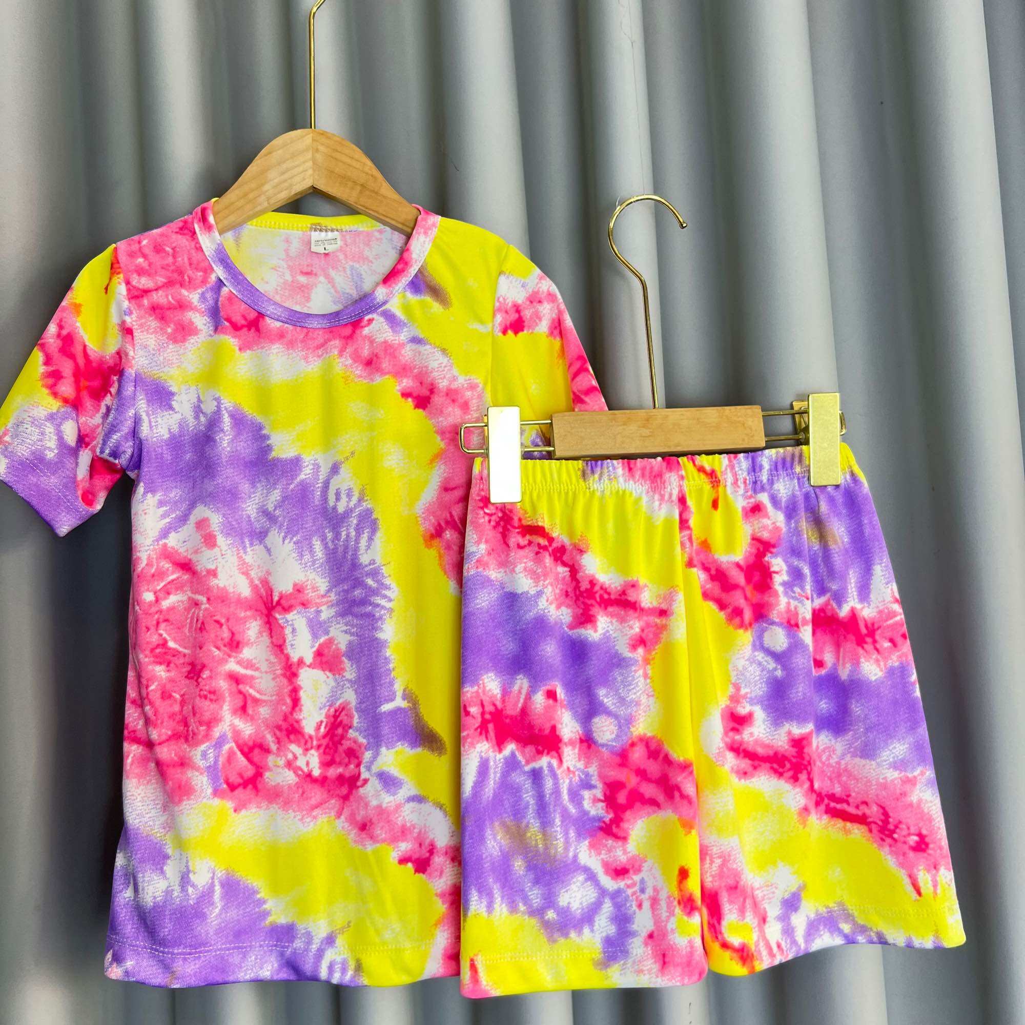 ชุดเด็ก ลายมัดย้อม ลายสงกรานต์ แขนสั้นขาสั้น ผ้าไมโคร นิ่มบางเบาใส่สบายสีสดซักง่ายสีไม่ตก(ส+ส)มัดย้อม ราคา 69 บาท*ส่งฟรี