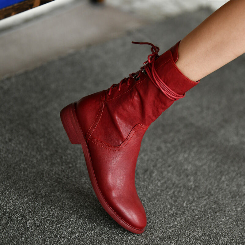 รองเท้าบูทมาร์ตินทรงสั้นหัวมนสีแดงหม่อมีดีไซน์สุดเท่สำหรับผู้หญิงในฤดูใบไม้ร่วงและฤดูหนาว พื้นยาง ด้านนอกทำจากหนังแกะ ด้านในเป็นหนังแพะ ราคา  5,525 บาท*ส่งฟรี