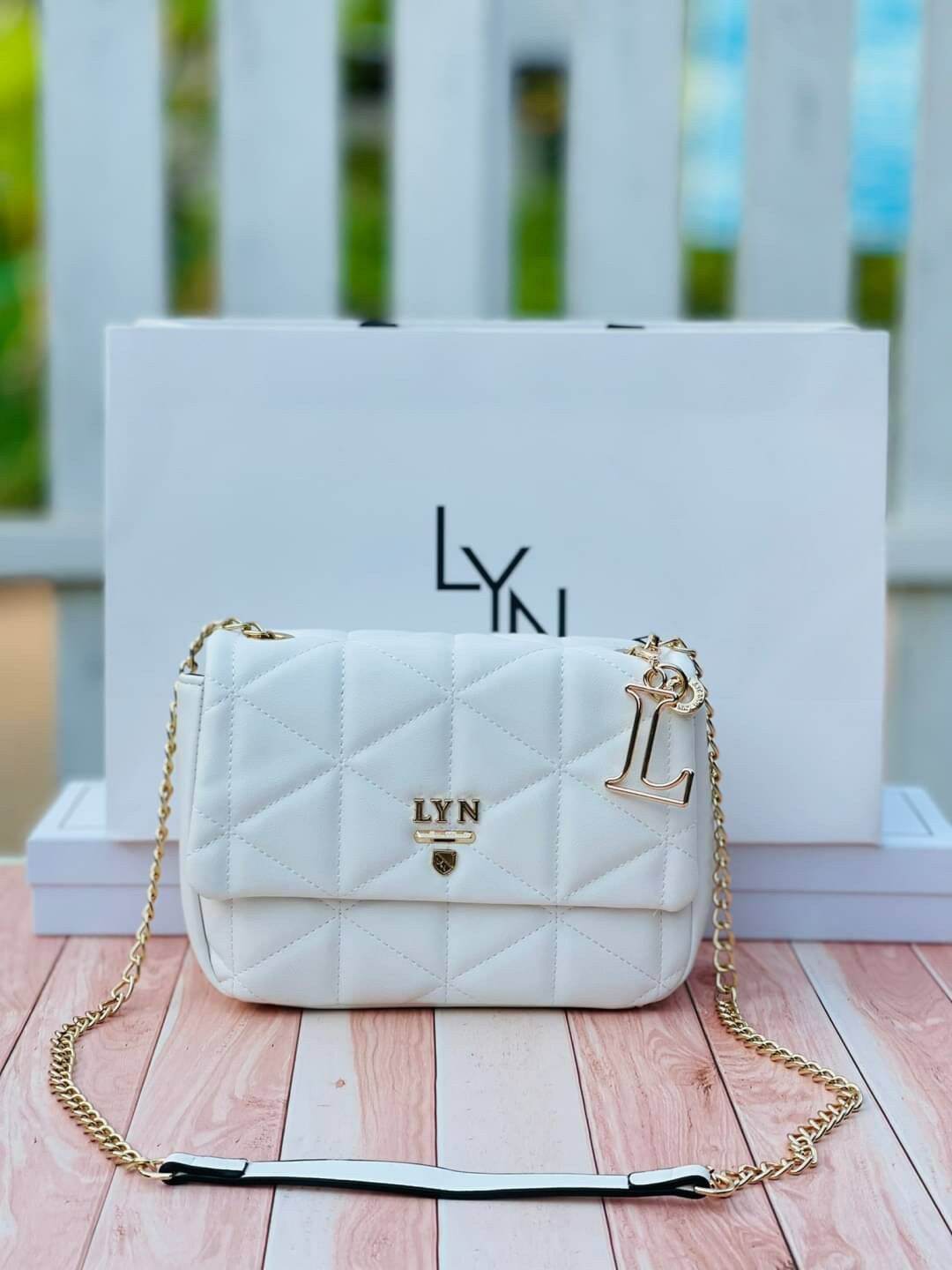 กระเป๋าสะพายไหล่ Lyn คอลเลคชั่นลายตารางสุดฮิต งานแท้ factory