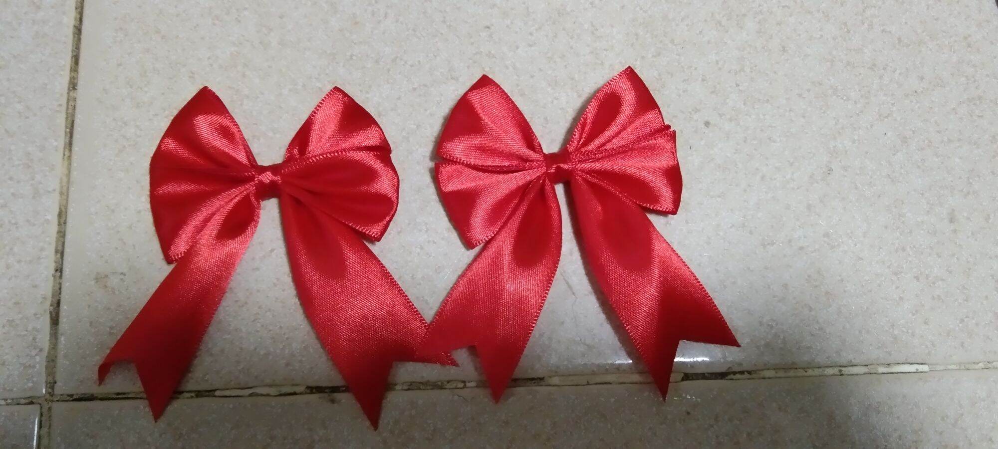 โบว์ติดผมนักเรียนผ้ามัน 2 แฉกแบบสำเร็จรูป สีแดง ขนาด 1 นิ้ว สินค้า 1 แผง มี 12 ตัว ราคา 79 บาท*ส่งฟรี