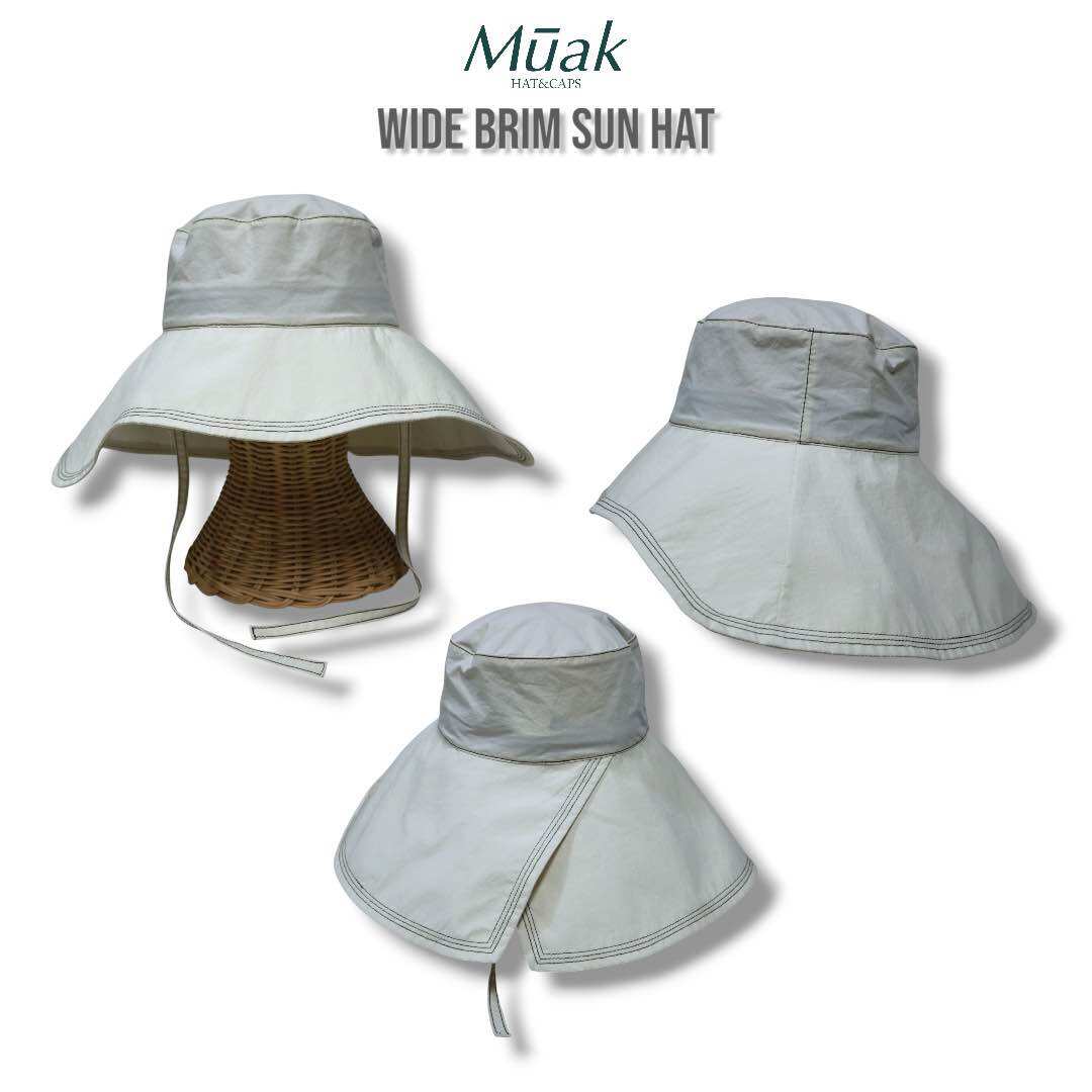 Muak - Wide Brim Sun Hat ☀️ หมวกปีกกว้างดีไซน์เรียบเท่ ที่ทั้งกันแดดและใส่ง่ายในทุกวัน ✨ ด้วยทรงปีกกว้างช่วยบังแดดได้ดี เพิ่มลุคให้ดูละมุนแบบมินิมอล พร้อมดีเทลเดินเส้นด้ายตัดสีที่เพิ่มความเก๋แบบ understated ราคา 952 บาท*ส่งฟรี