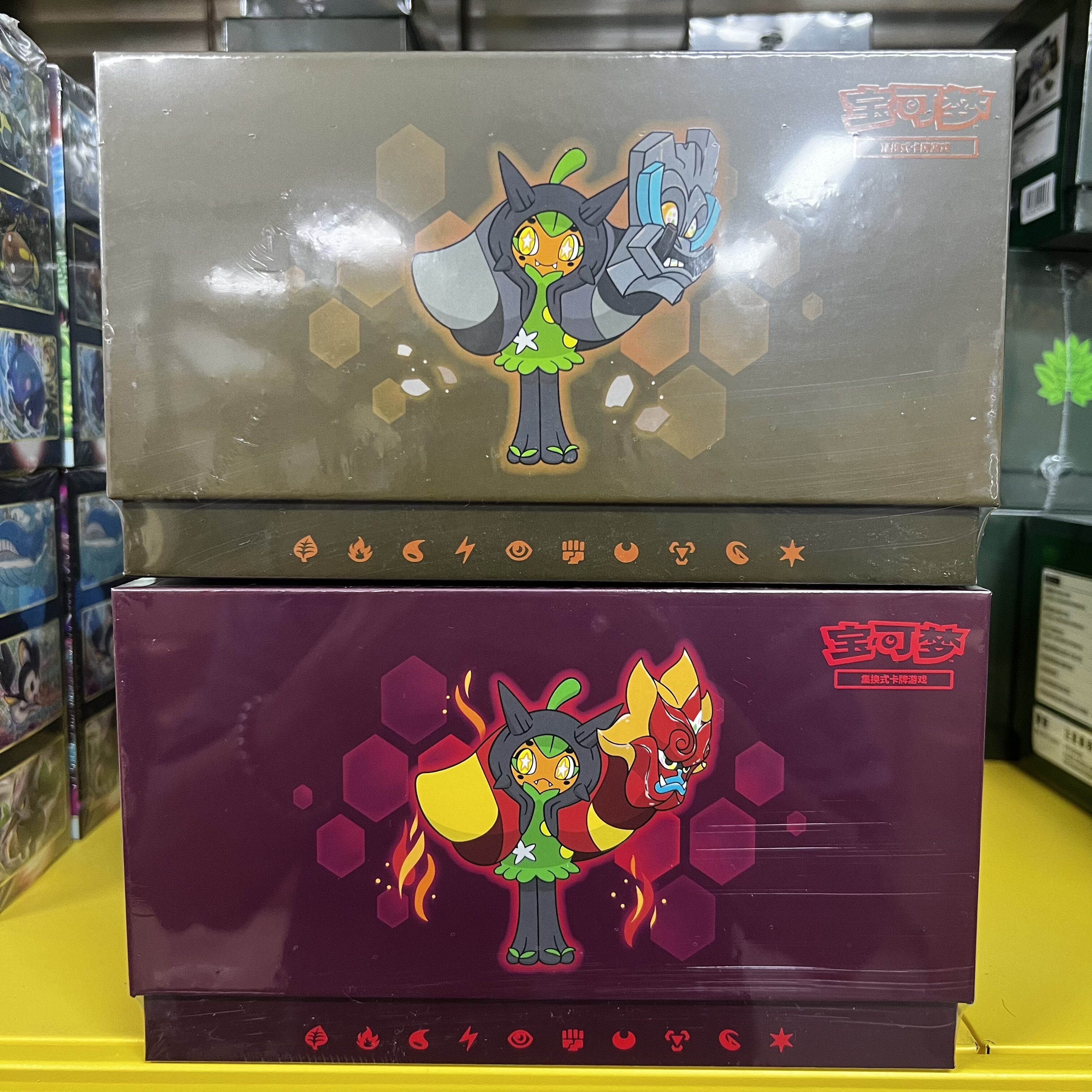 ของเล่นและของสะสม Kayou กล่องของขวัญสะสมการ์ดโปเกมอน PTCG ของแท้จากทางการ ประกอบด้วย บูสเตอร์แพ็คการ์ดสะสม, ซองใส่การ์ดป้องกัน และของตกแต่ง ราคา 4,769 บาท*ส่งฟรี