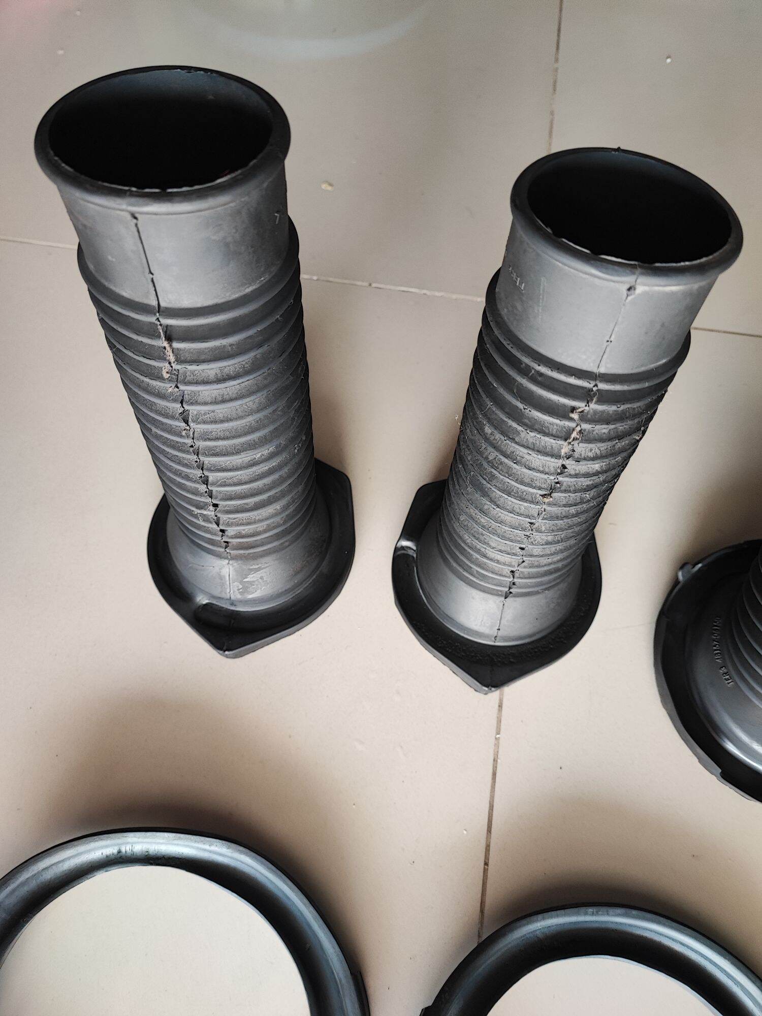 ยางกันฝุ่นแท้ คู่หลัง Toyota camry ปี2000-2017 ราคา 600 บาท ยางกันฝุ่นแท้ คู่หลัง Toyota camry ปี2000-2017 ราคา 600 บาท