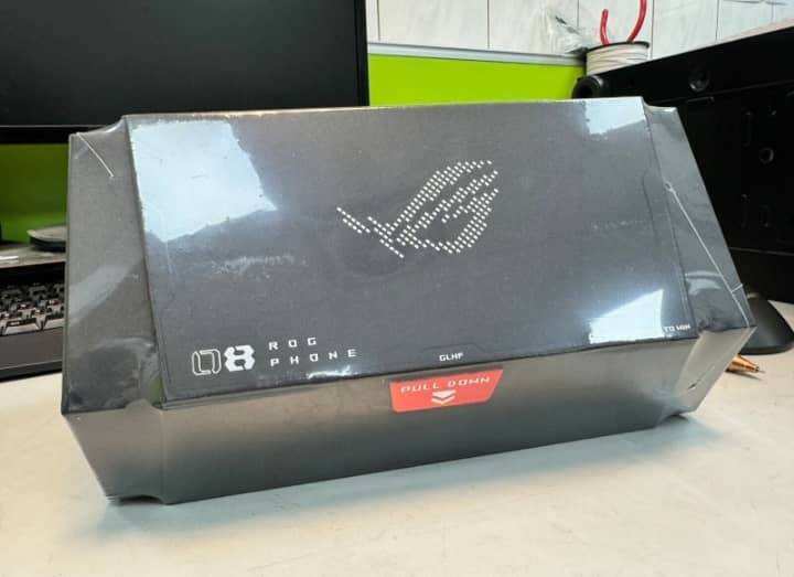ASUS ROG Phone 8 Pro 24G RAM/1TB + ROG SLASH Hard Case Luggage ราคา 29,400 บาท*ส่งฟรี