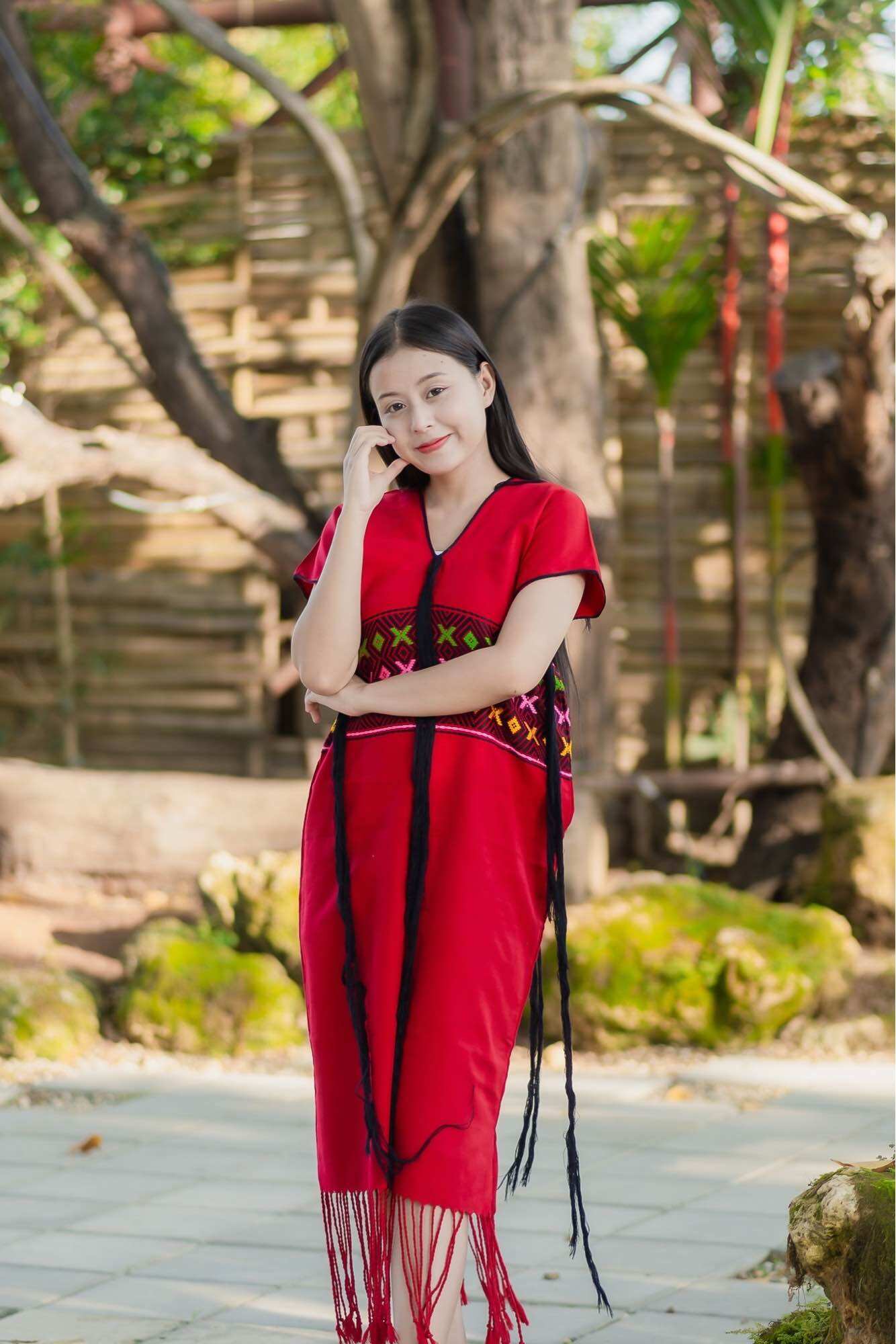 มะโมเดล Mamoedress pawwarshop เสื้อผ้ากะเหรี่ยงเกรดเอ Karendress ร้านเสื้อกะเหรี่ยงสวยๆ ကရင္အင္က်ီလွလွေ လး ราคา 650 บาท*ส่งฟรี