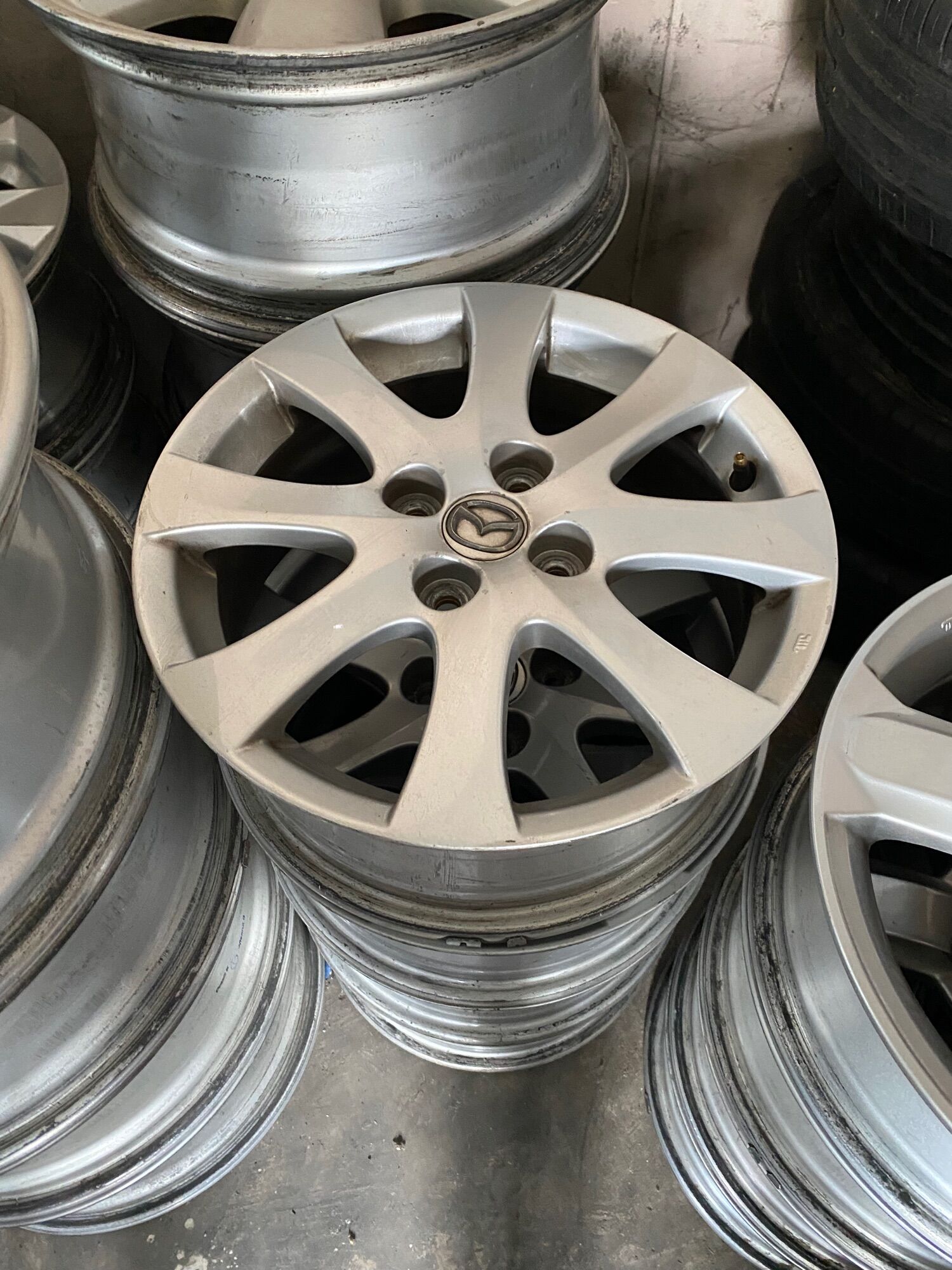 ล้อแม็กซ์ mazda2 ขอบ15 4รู100 ราคาต่อวง ซื้อแยกวงได้ ราคา 2,300 บาท*ส่งฟรี