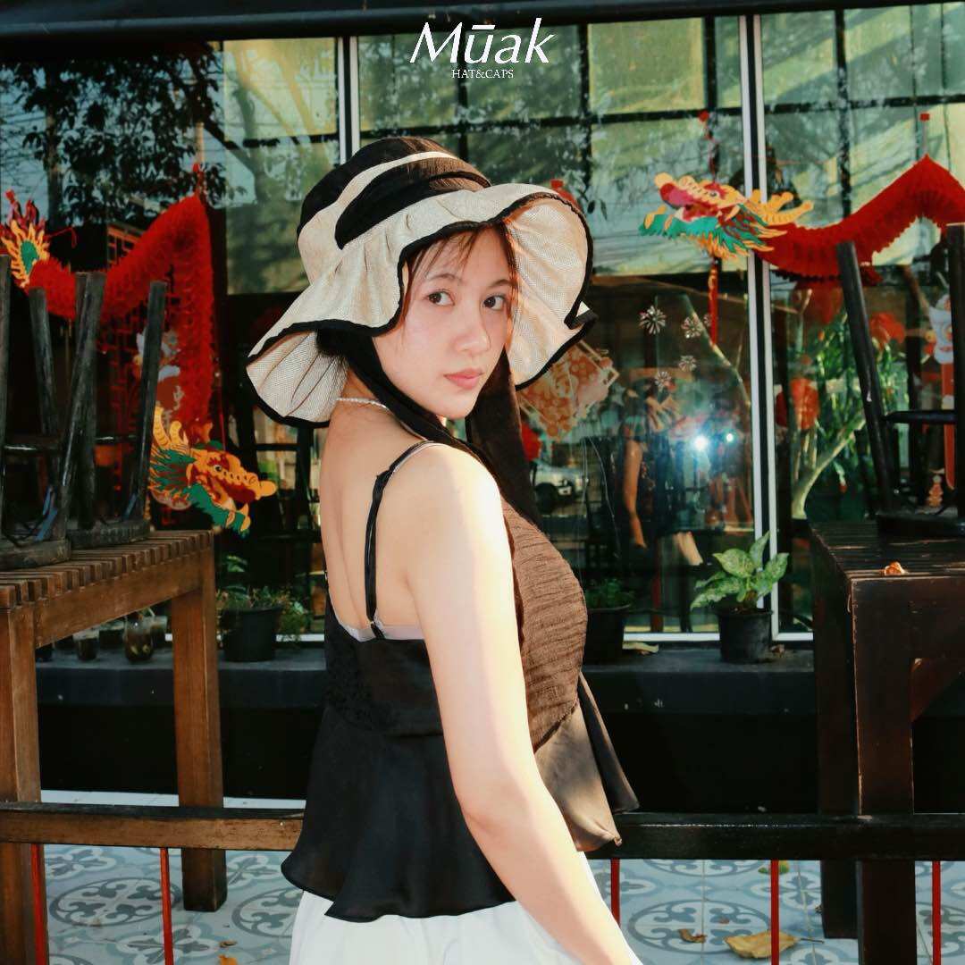 Mūak - Poly Jute Tuck Ribbon Hat, a Wide-Brimmed Hat with a Striking Design That Combines the Naturalness of Jute Fabric with a Lightweight and Comfortable Structure. ราคา 1,032 บาท*ส่งฟรี